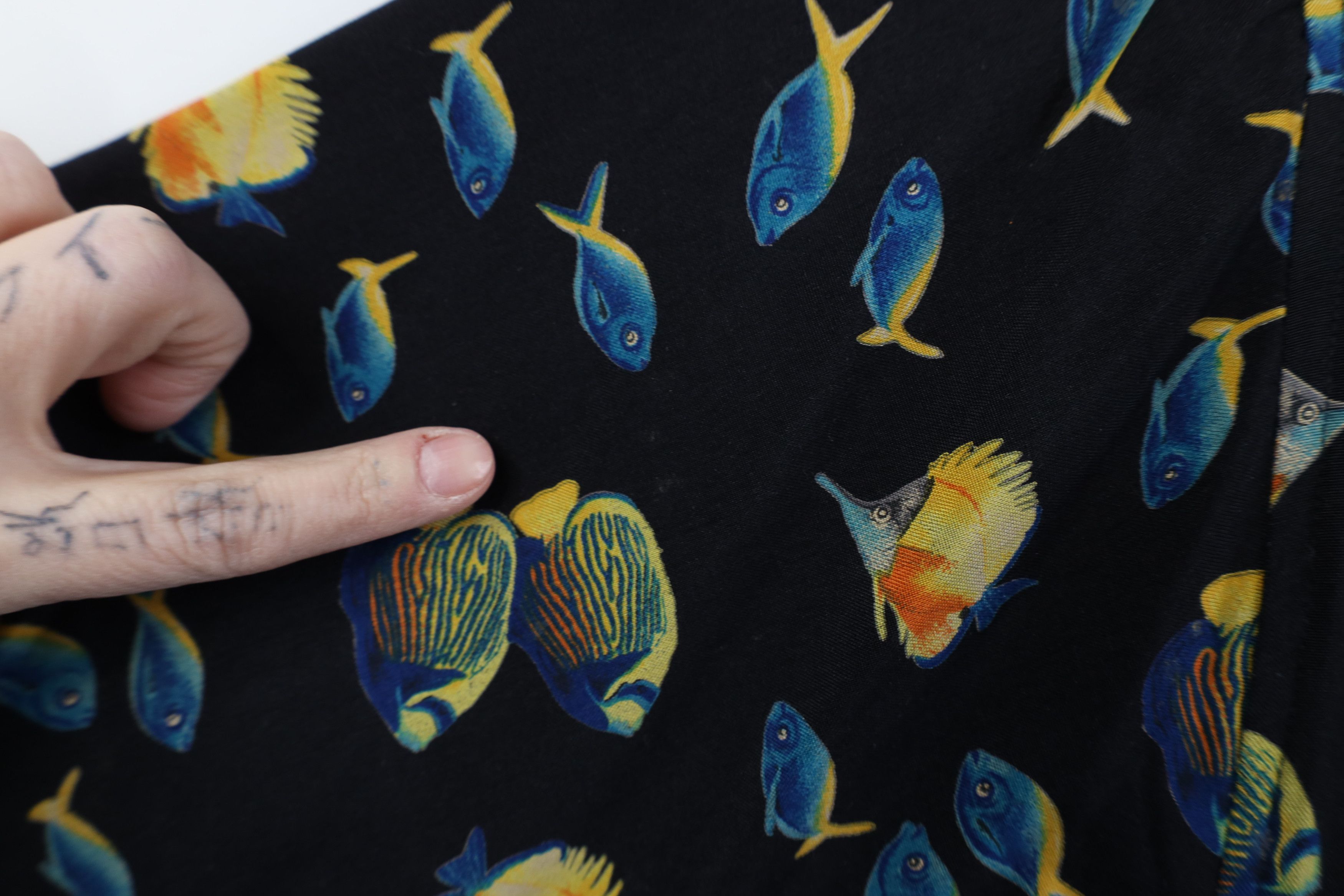 Vintage Vintage 90s Streetwear Collar Fish Collared Button Shirt AOP Size US XL / EU 56 / 4 - 9 Thumbnail