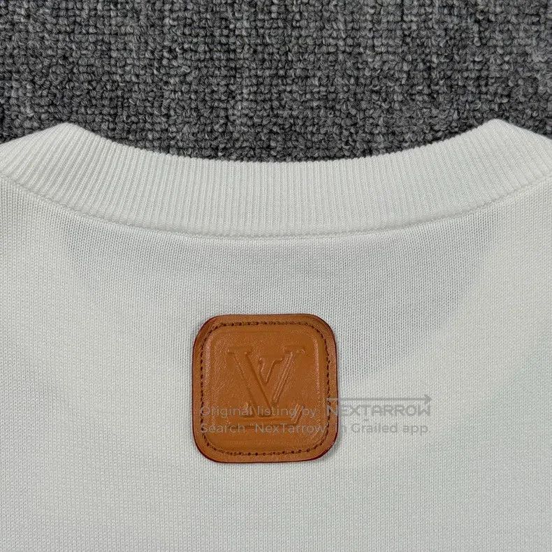 Other Louis Vuitton 25 white embossed logo leather short sleeves Size US S / EU 44-46 / 1 - 7 Thumbnail