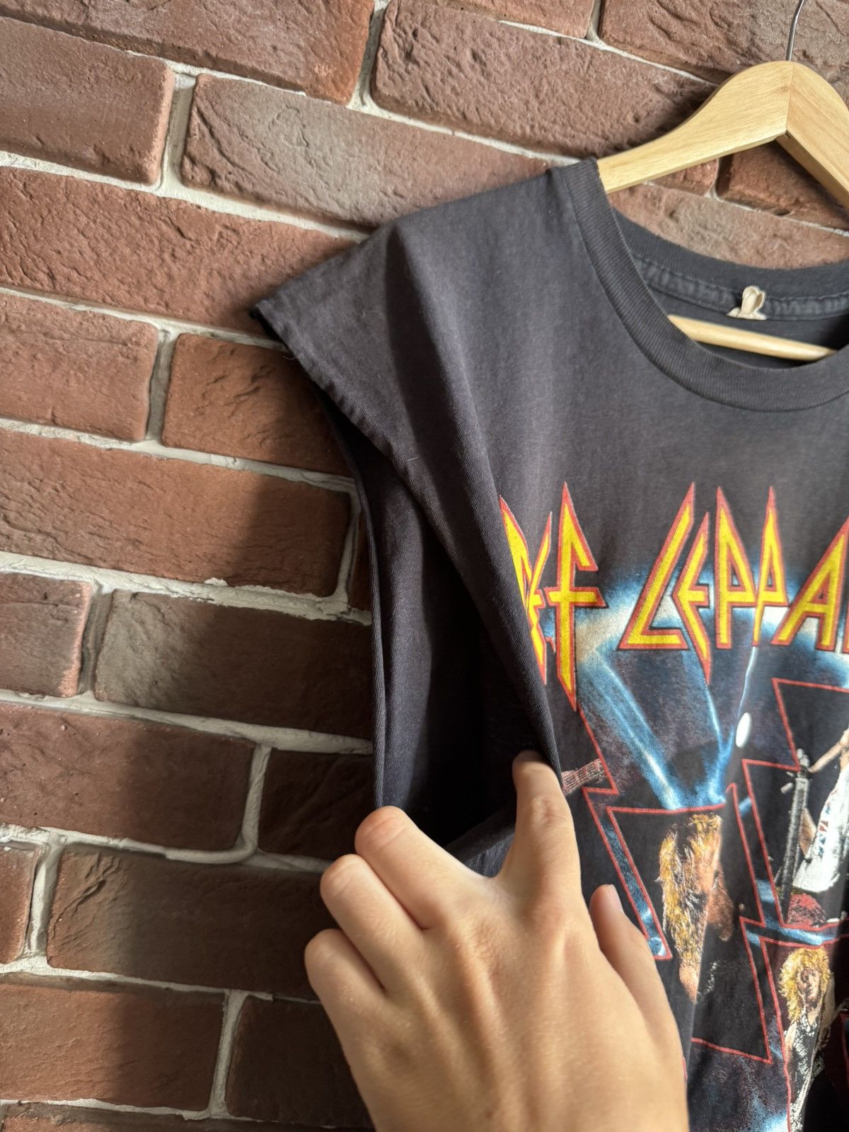 Band Tees Vintage Def Leppard 1993 Tour Rock Metal Band Tshirt op: Size US L / EU 52-54 / 3 - 4 Thumbnail