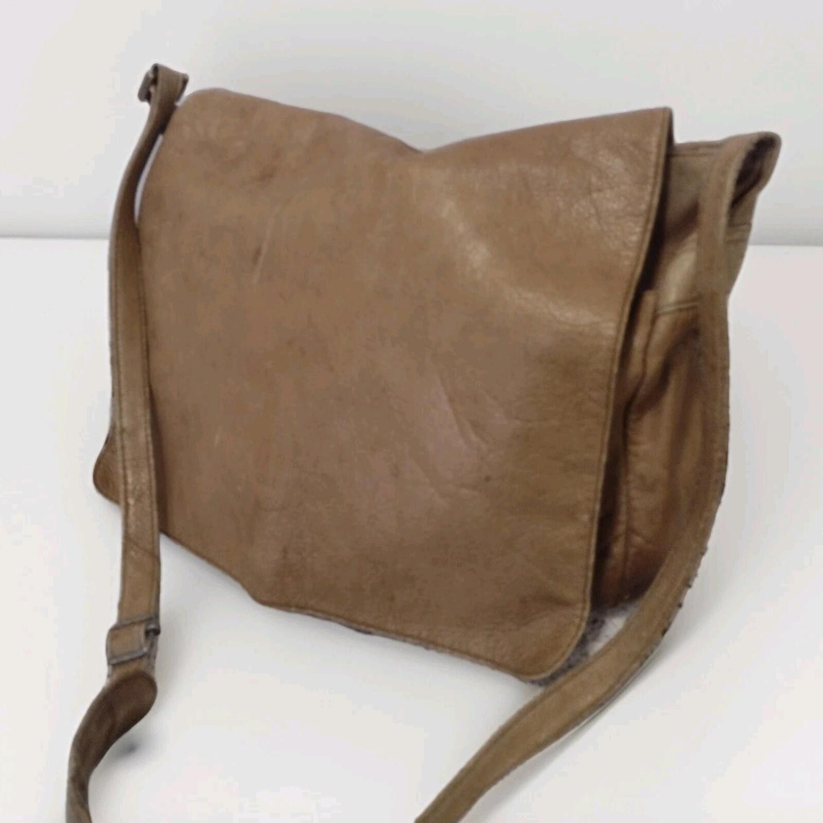 The Unbranded Brand VTG Distressed Leather Messenger Bag Lg Organizer Crossbody Size ONE SIZE - 1 Thumbnail