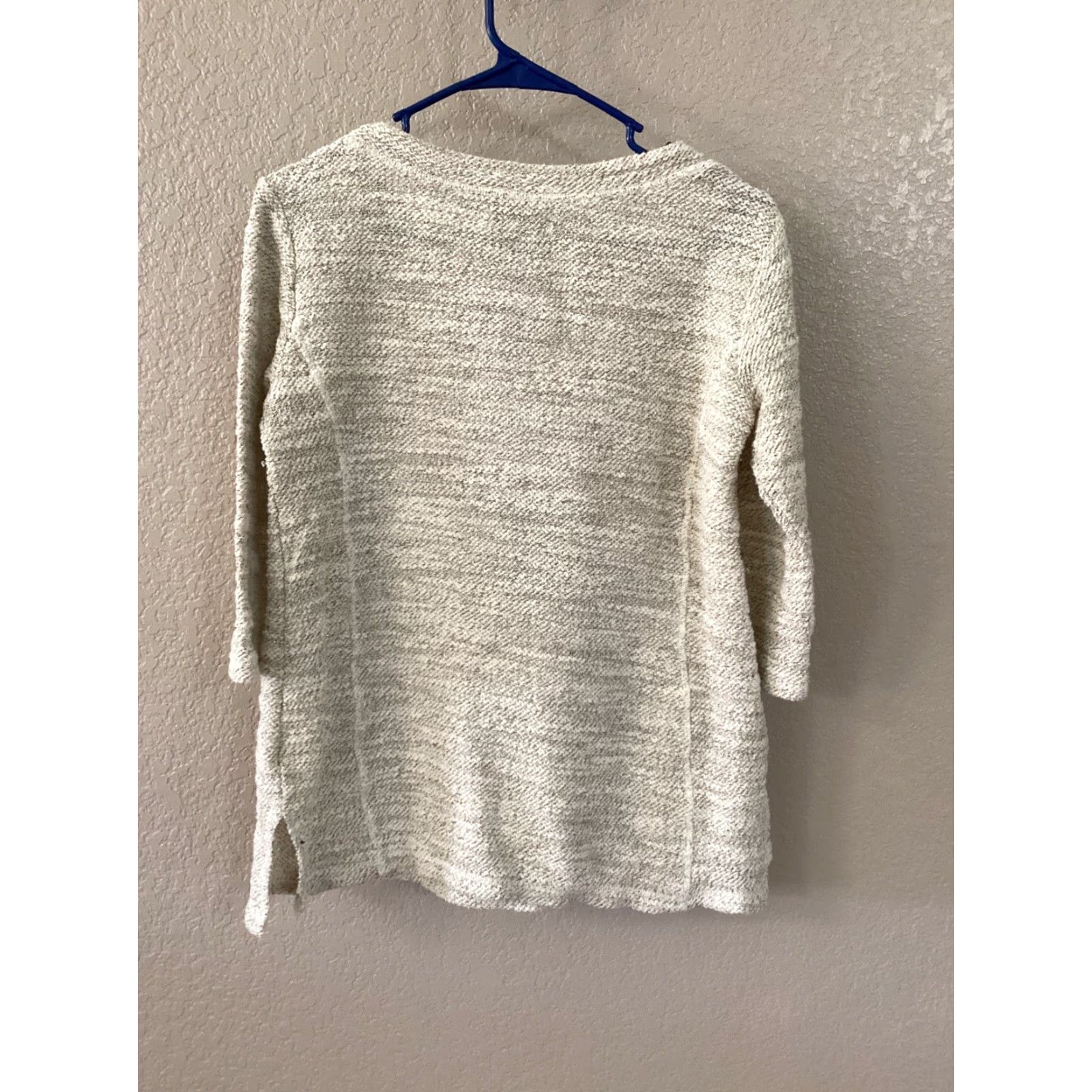 Liz Claiborne Liz Claiborne Weekend Sweater Women M V-Neck 3/4 Sleeve Pullover Ivory Knit Kangaroo Pocket Side Slits Gold Threading Pullover Casual Travel Beachy Size M / US 6-8 / IT 42-44 - 3 Thumbnail