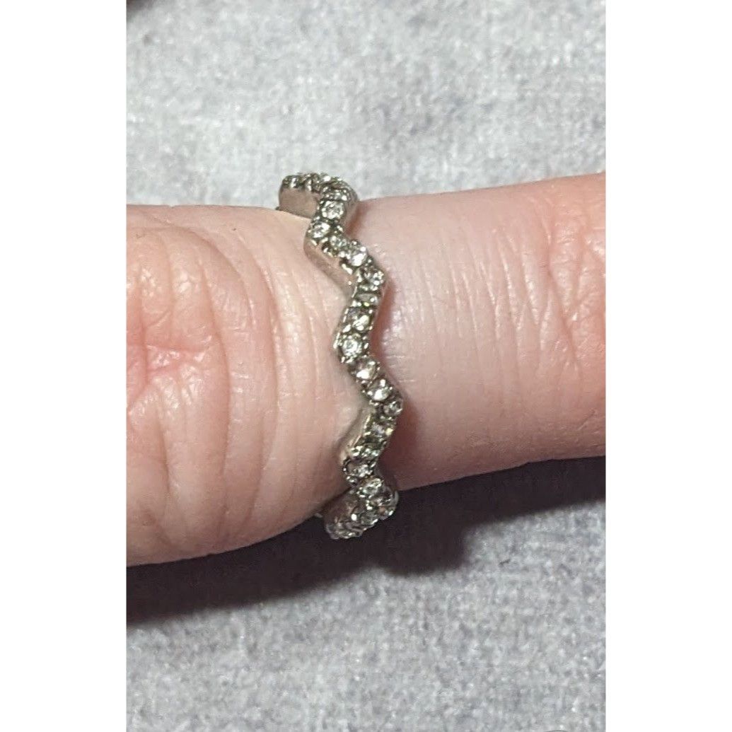 Other Silver Tone Rhinestone Zigzag Fashion Ring Size 6 1/2 Size ONE SIZE - 12 Thumbnail