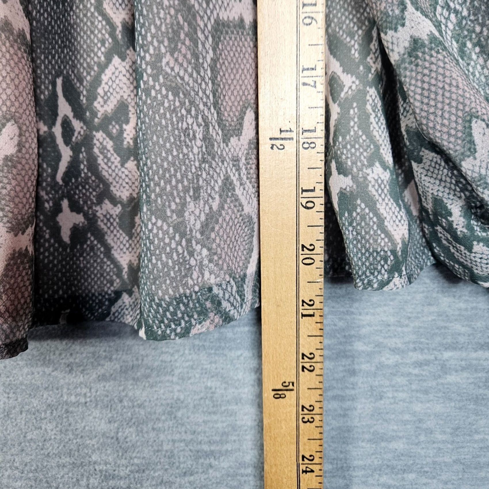 Topshop Topshop Snake skin Printed Off shoulder Long Sleeve Blouse Size 6 Size M / US 6-8 / IT 42-44 - 2 Thumbnail