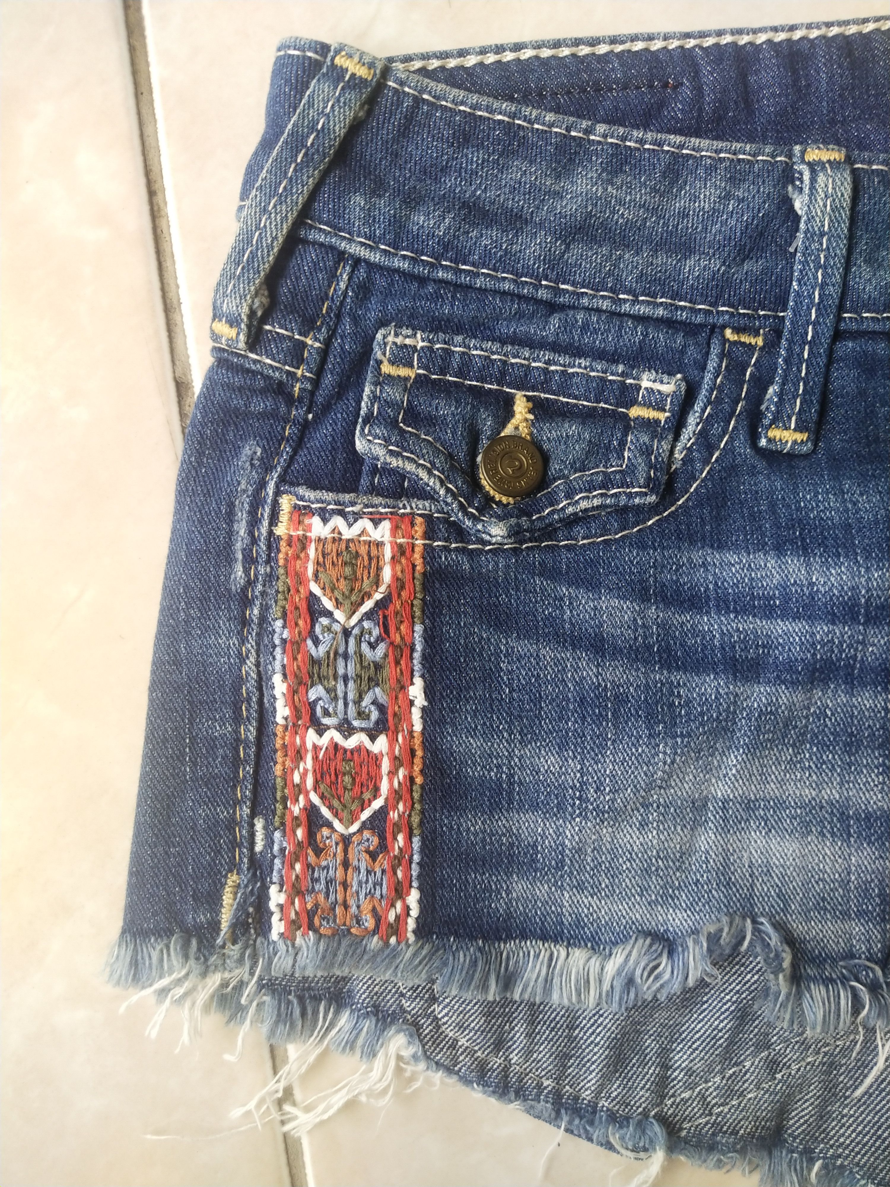 True Religion True Religion USA Made Cutoff Denim Shorts Embroidered Side Size 28" / US 6 / IT 42 - 2 Thumbnail