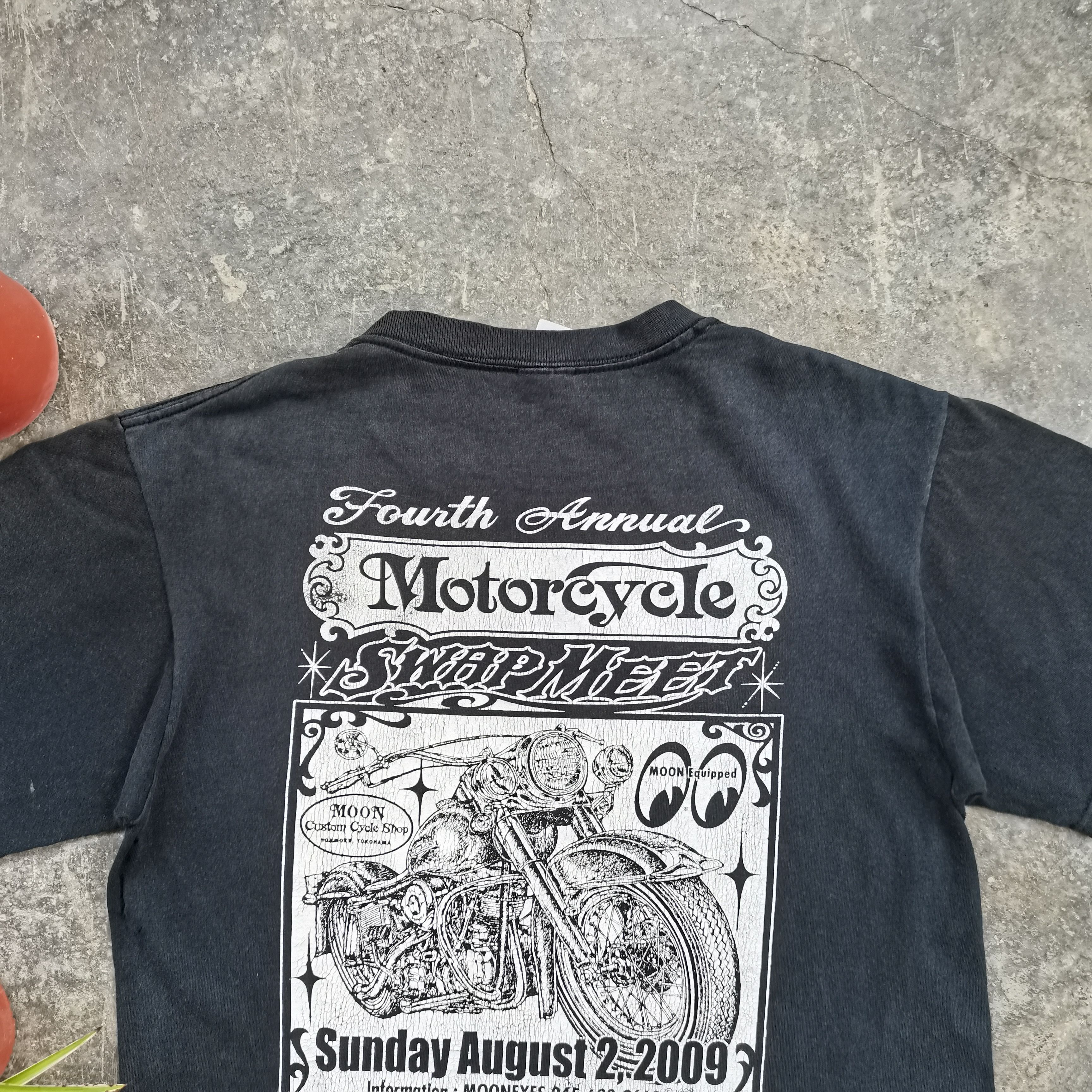 Vintage Crazy Vintage Y2k MOON EYES Distress Tee Size M Size US M / EU 48-50 / 2 - 9 Thumbnail