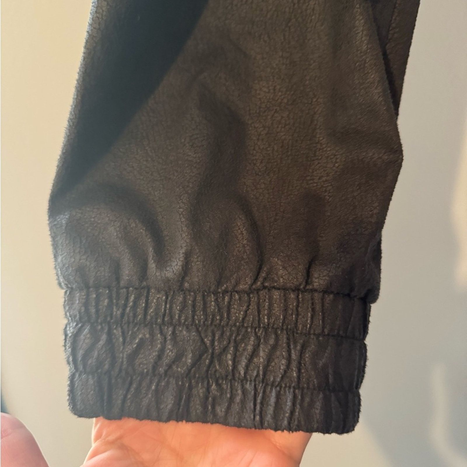 MONROW Monrow Black Faux Leather Textured Joggers size Medium Size 28" / US 6 / IT 42 - 6 Thumbnail