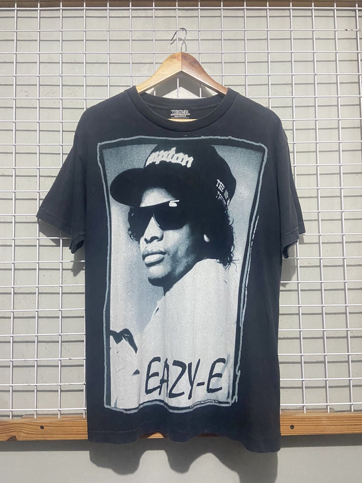 Vintage Vintage 2006 Eazy E Rap Tee Size US L / EU 52-54 / 3 - 1 Thumbnail