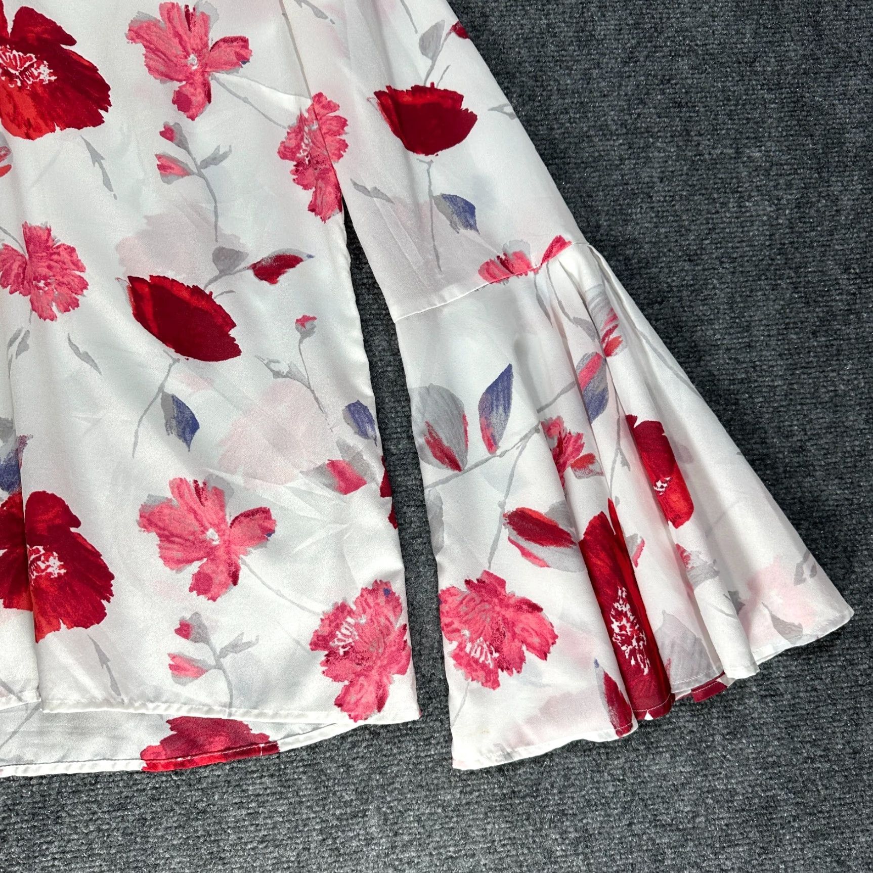 Banana Republic Banana Republic Blouse Top Womens Medium Floral Pullover White Bell Sleeve V-Neck + Mens? Size M / US 6-8 / IT 42-44 - 2 Thumbnail