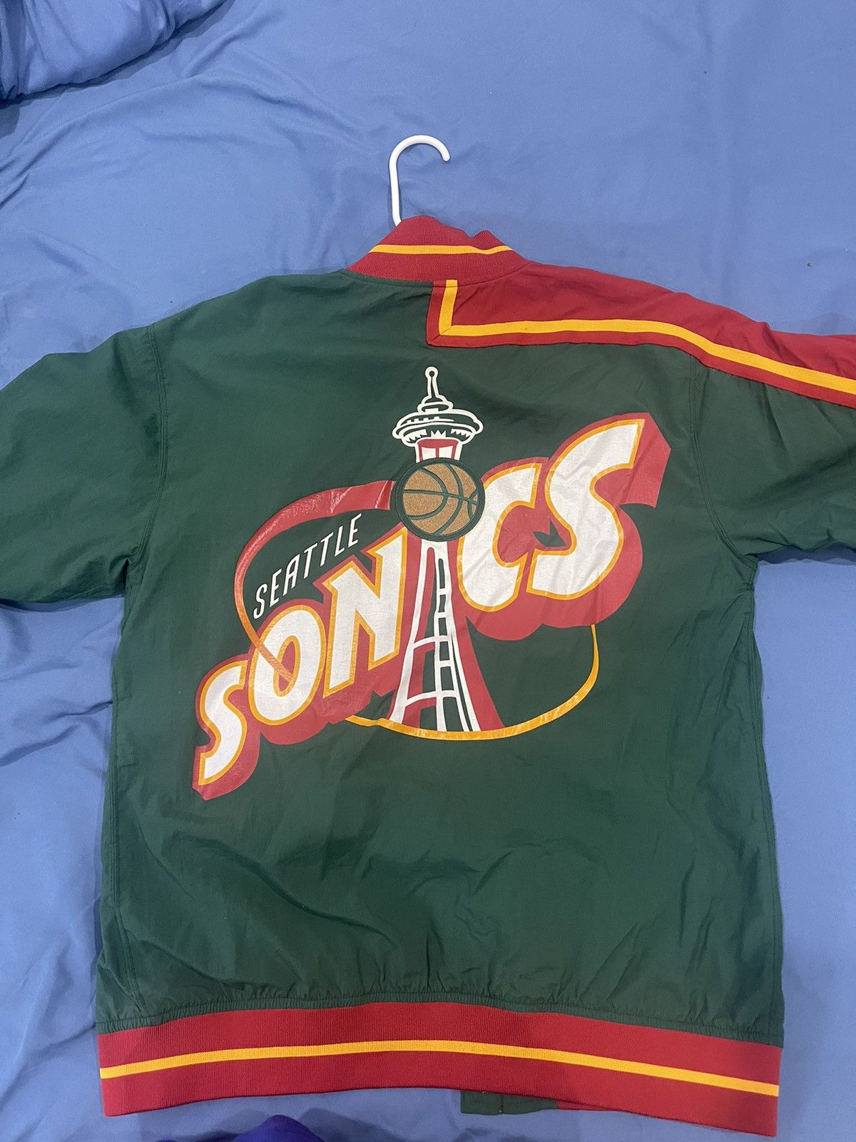 Seattle store SuperSonics warm up top