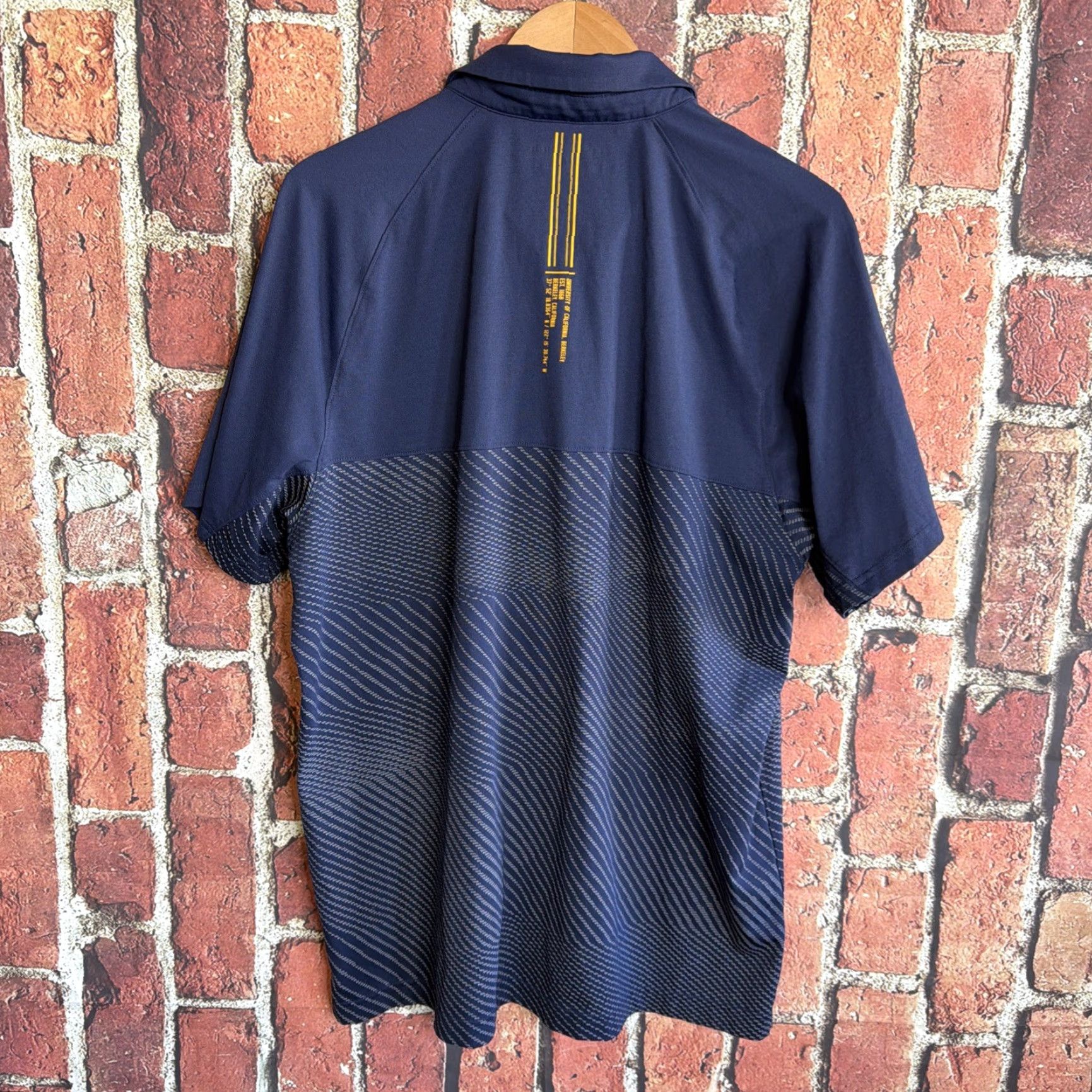 Under Armour Under Armour Polo Shirt XL Blue Short Sleeve Men CAL Breathable Golf Modern Casual Shirt Mens XL Blue Polo Shirt Size US XL / EU 56 / 4 - 3 Thumbnail