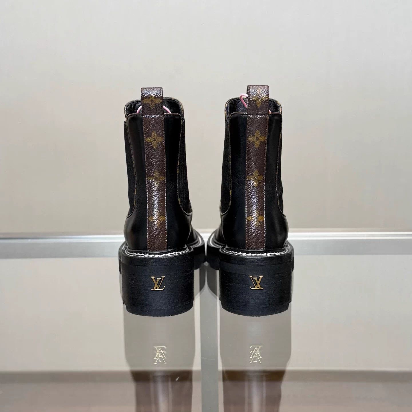 Louis Vuitton LV Monogram handle Chelsea boots women's 36 Size US 5 / IT 35 - 4 Thumbnail