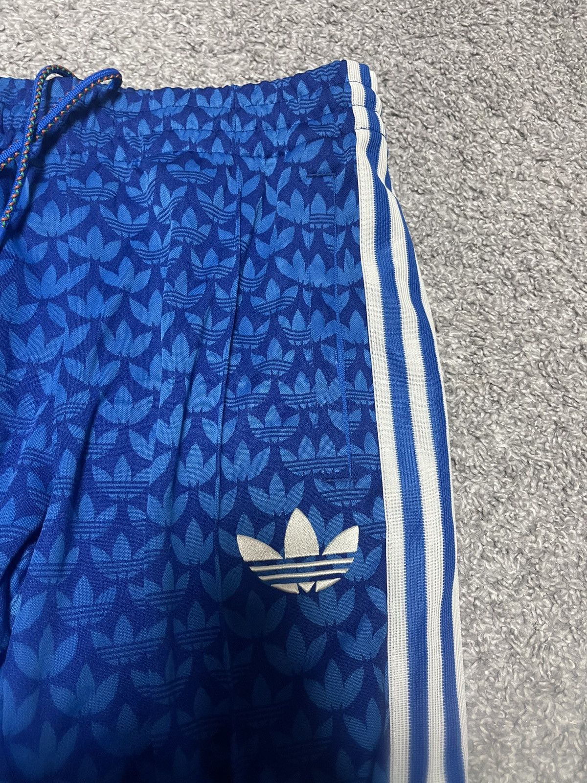 Adidas ADIDAS ORIGINALS ADICOLOR 70'S MONOGRAM TRACKPANTS SIZE M Size US 32 / EU 48 - 4 Thumbnail