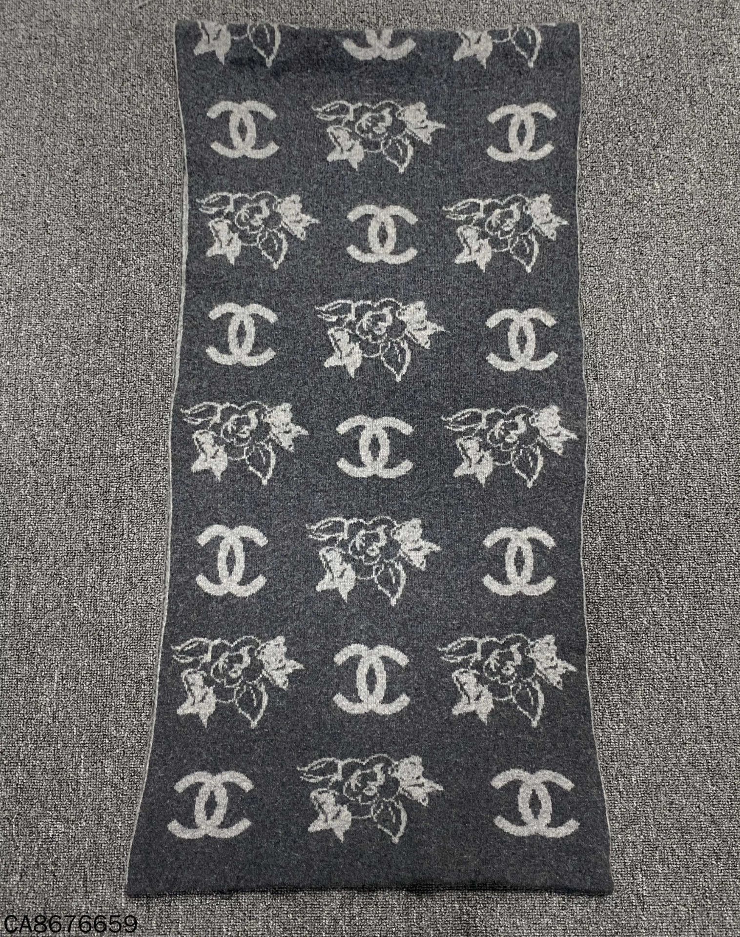 Chanel CC Dark Gray Double-sided all-over Cashmere Scarf Size ONE SIZE - 3 Thumbnail
