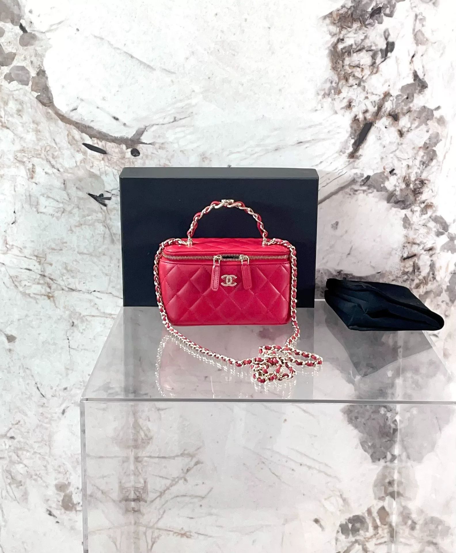 Chanel Pre-loved Bag Very good condition Size ONE SIZE - 1 Thumbnail