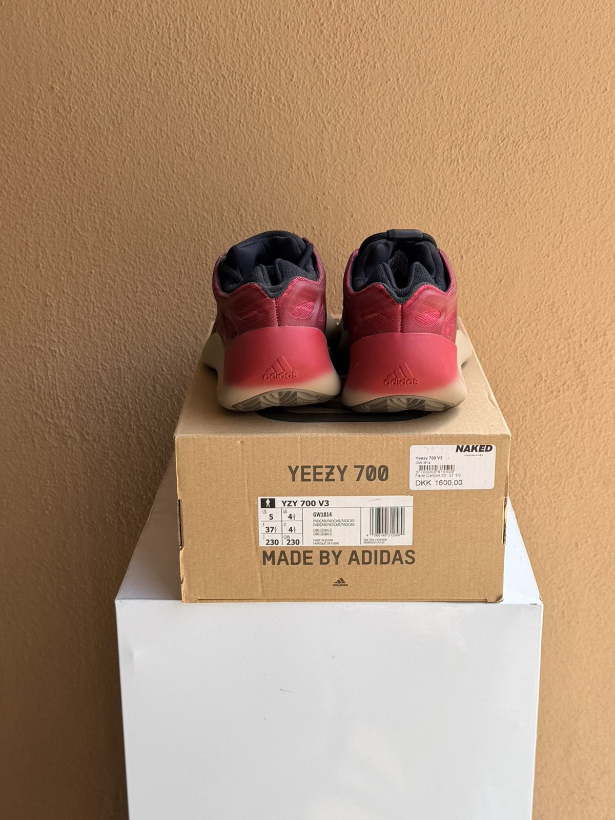 Yeezy Adidas Yeezy 700 v3 Fade Carbon GS Size 5 Size US 5 / EU 37 - 6 Thumbnail