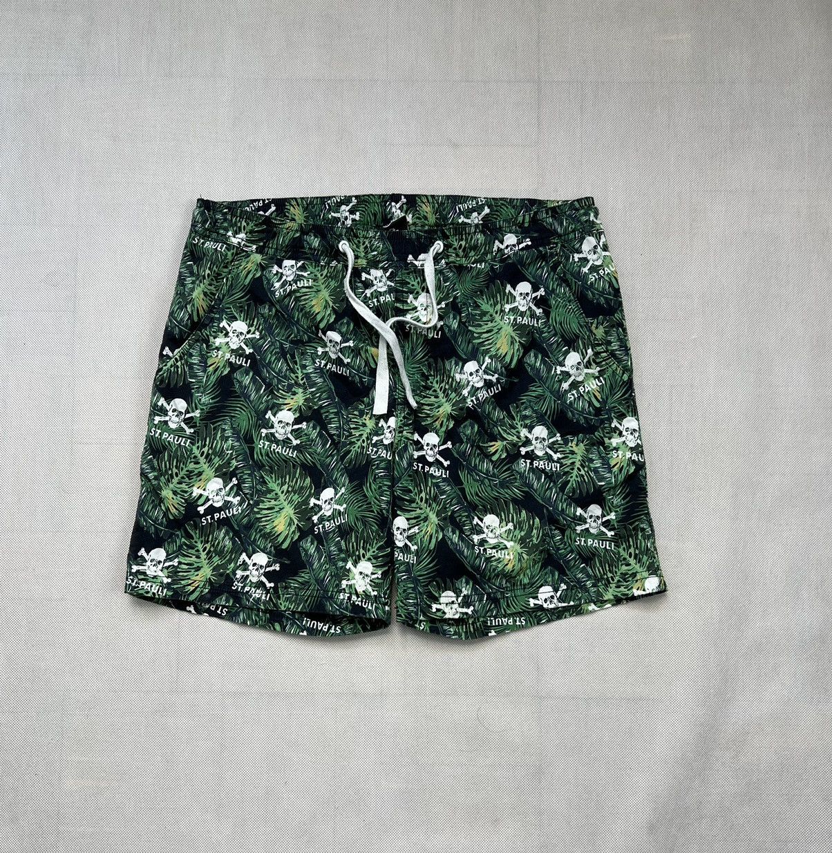 Vintage Shorts St. Pauli Skulls Leaves Size US 32 / EU 48 - 1 Thumbnail