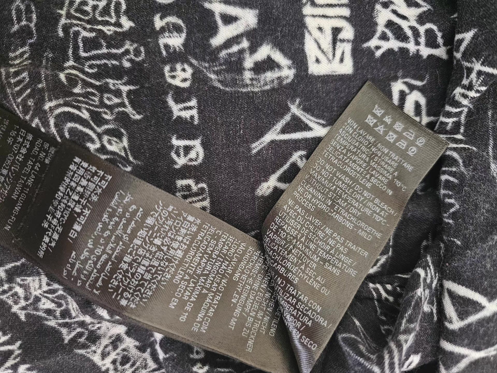 Balenciaga Balenciaga Graffiti Oversized Shirt. Q4 Size US XL / EU 56 / 4 - 8 Thumbnail