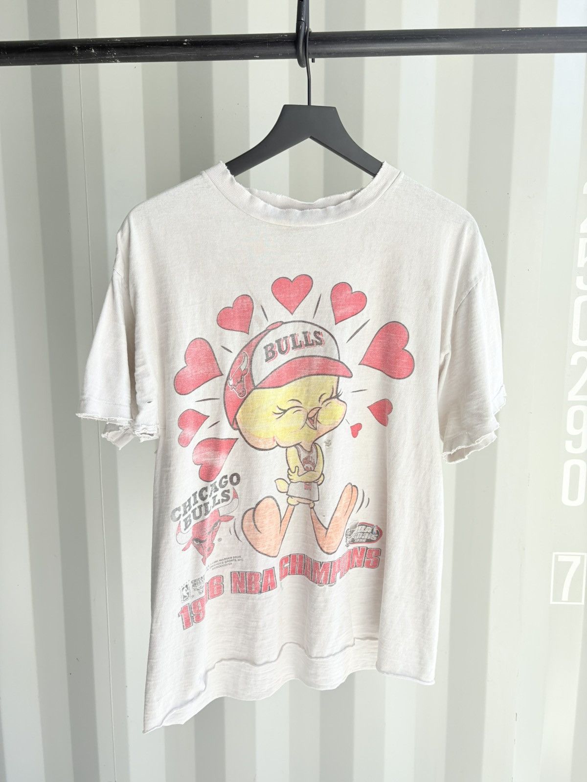 NBA Vintage Chicago Bulls Tweety Faded Shirt Distressed Grunge Size US XL / EU 56 / 4 - 1 Thumbnail