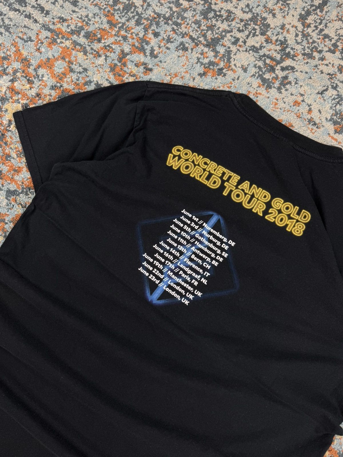Band Tees × Vintage Vintage 2018 Foo Fighters concrete and gold world tour tee Size US L / EU 52-54 / 3 - 6 Thumbnail