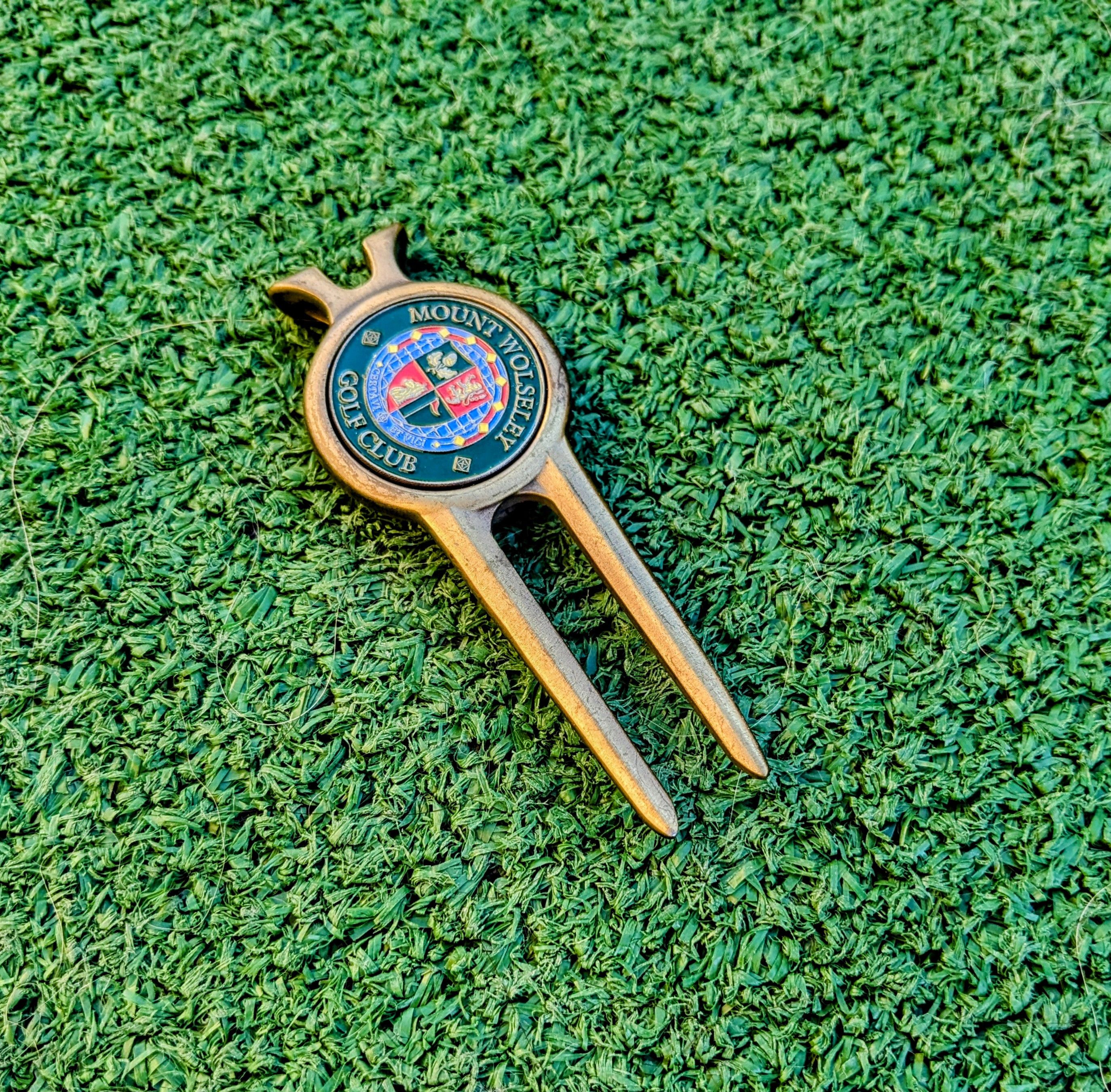 Designer Mount Wolseley Ireland Golf Club Certav Et Vici Divot Tool Size ONE SIZE - 1 Thumbnail