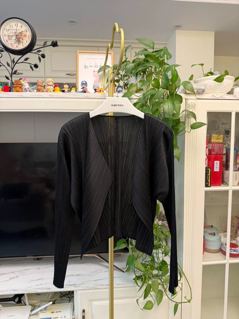Issey Miyake issey miyake size:4 Black pleated cardigan 2505-Nextarrow Size XXS / US 00 / IT 34 - 1 Thumbnail