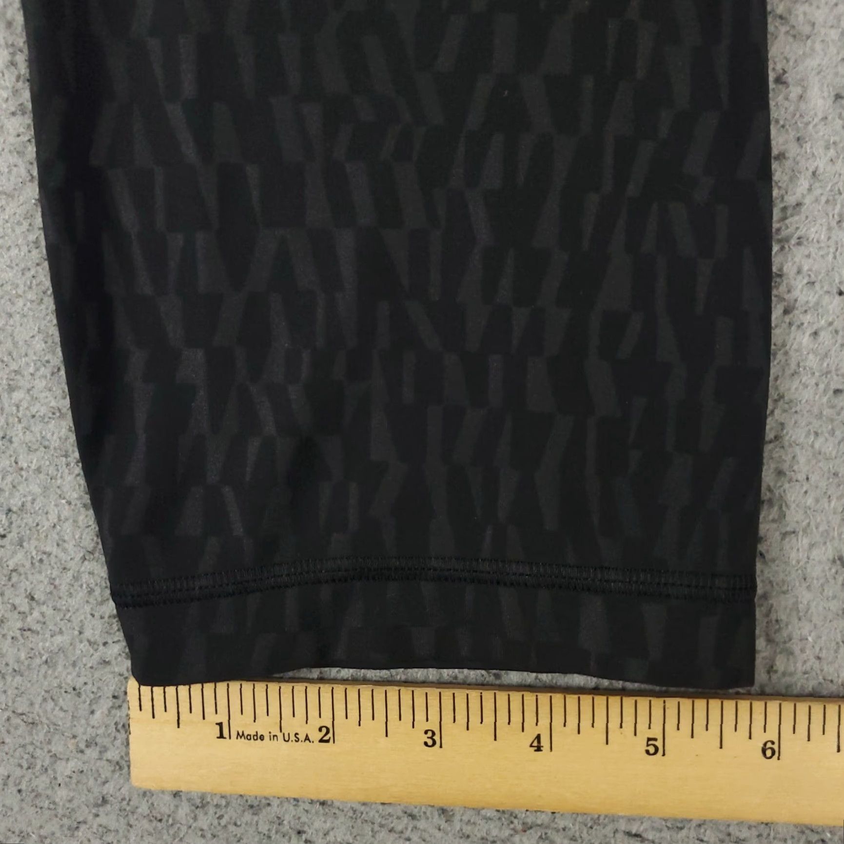 Lululemon LULULEMON Women's Size 3 Gray Black Geometric Capri Leggings Activewear Size 26" / US 2 / IT 38 - 6 Thumbnail