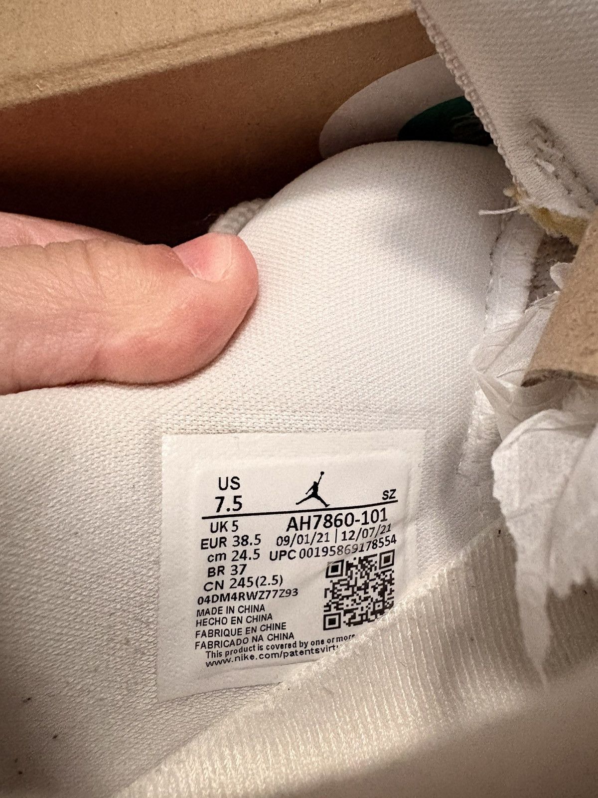 Jordan Brand Jordan 11 low white and lavender Size US 7.5 / IT 37.5 - 8 Thumbnail