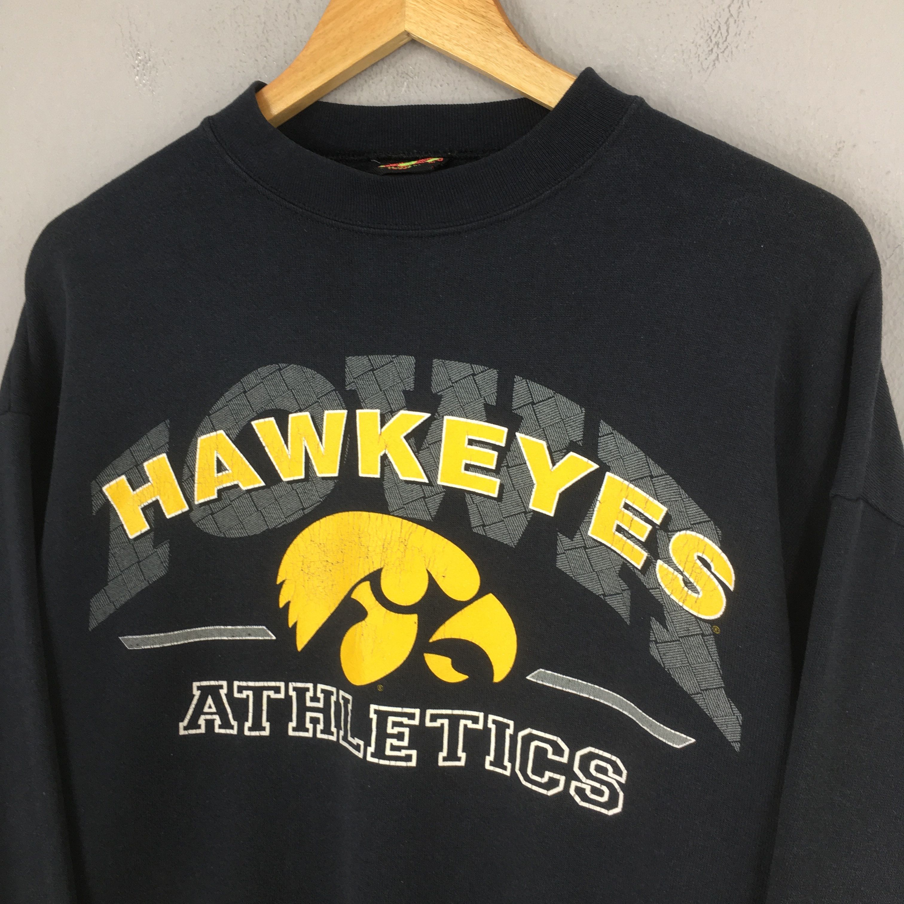 NCAA Vintage Iowa Hawkeyes NCAA Black Sweatshirt Large Size US L / EU 52-54 / 3 - 3 Thumbnail