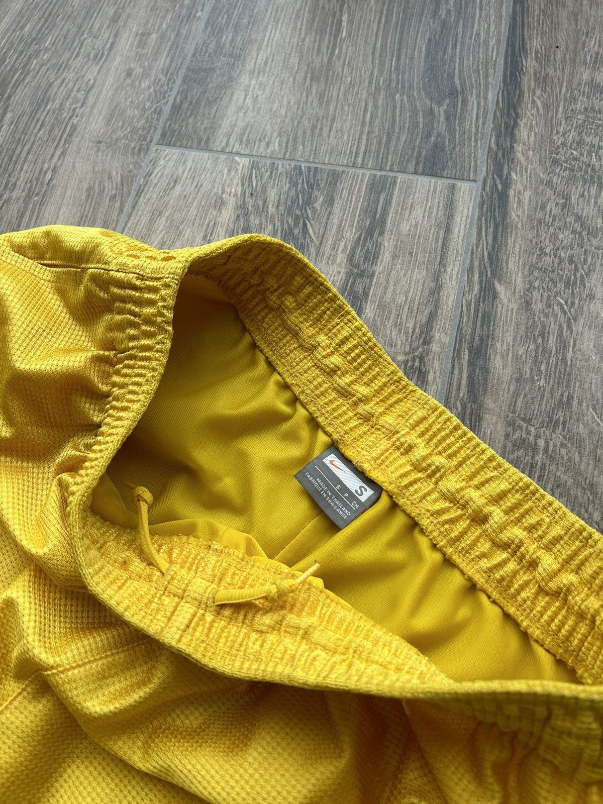 Nike × Vintage Vintage Nike Yellow/black y2k basketball shorts 🐝 Size US 31 - 3 Thumbnail