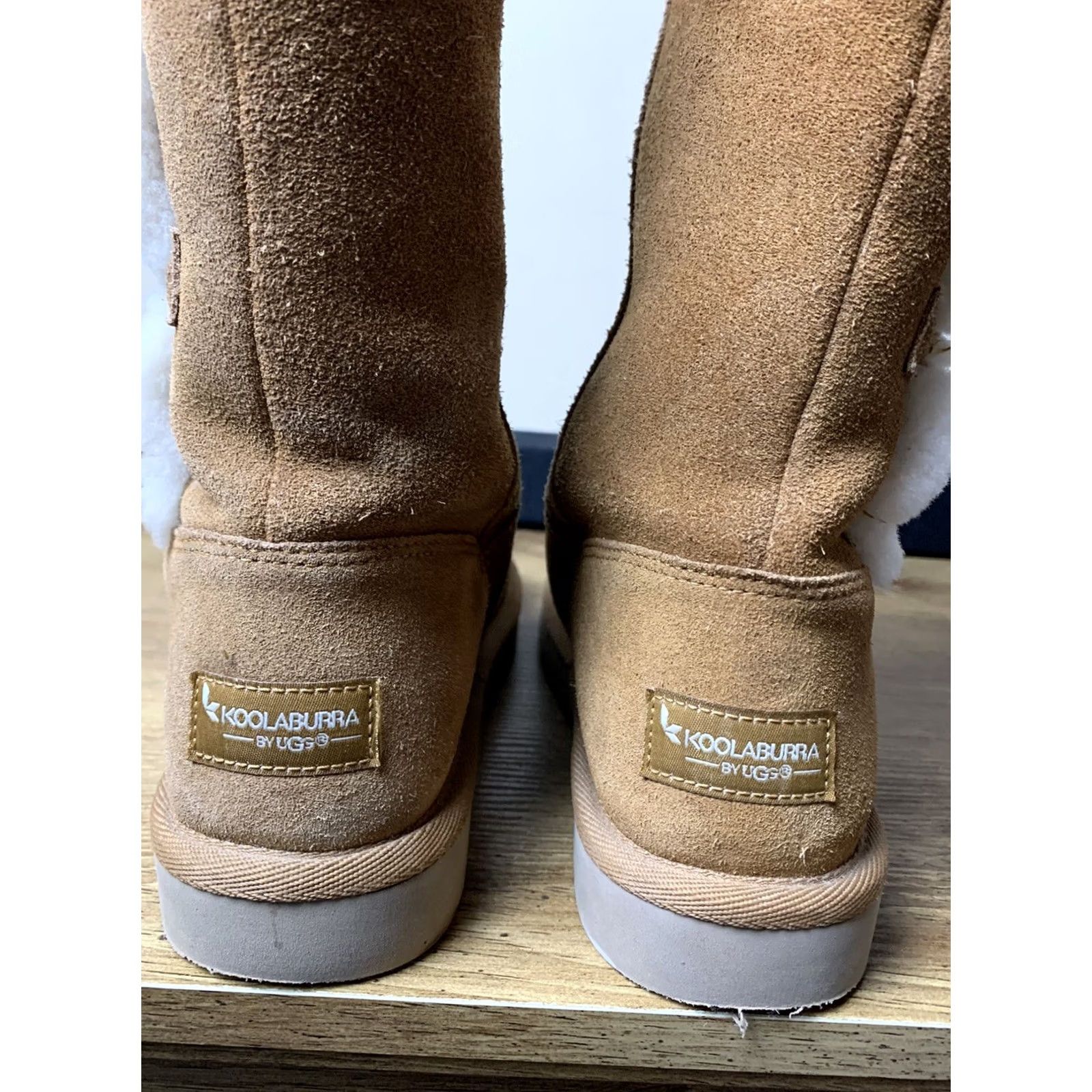 Vintage KOOLABURRA by UGG Boots Kinslei Mid Calf Chestnut Suede Sheepskin Buttons Womens Size 7 Size US 7 / IT 37 - 5 Thumbnail