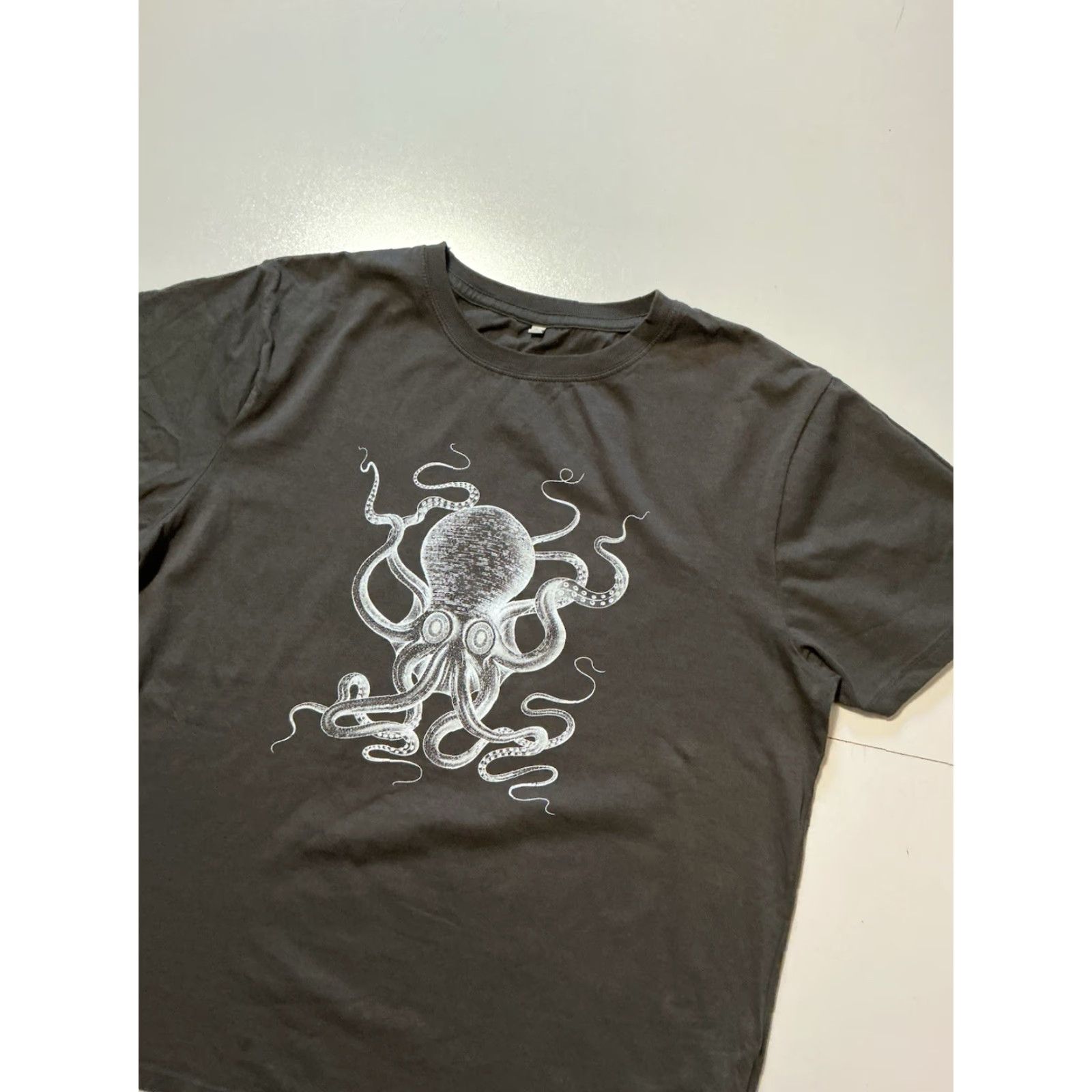 Vintage VINTAGE PK Porthcurno Museum Global Communications Electric Octopus Graphic T-Shirt Sz.L Mens Gray L Earth Positive Shirt Size US L / EU 52-54 / 3 - 3 Thumbnail