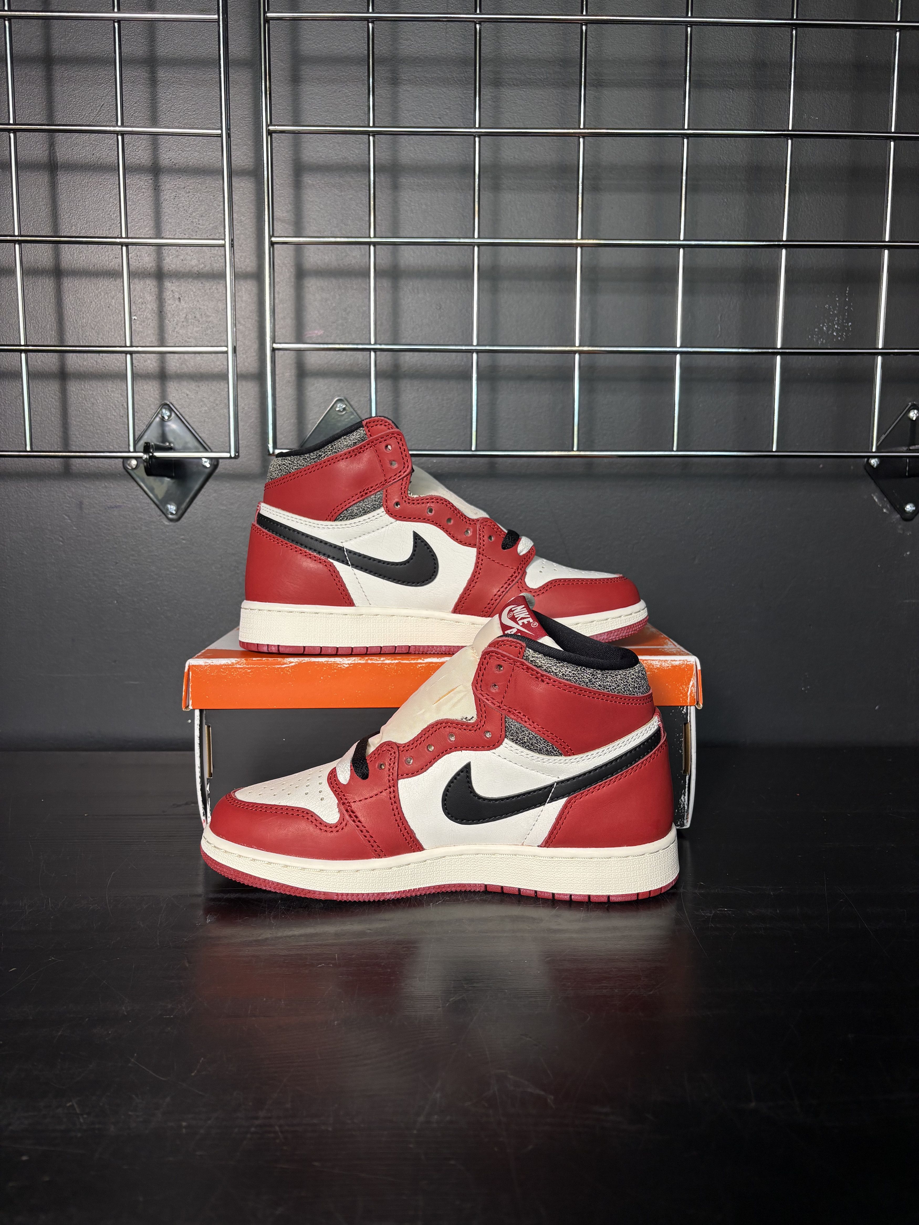 Jordan Brand Air Jordan 1 Retro High OG Chicago "Lost and Found" (GS) Size US 5.5 / EU 38 - 2 Thumbnail