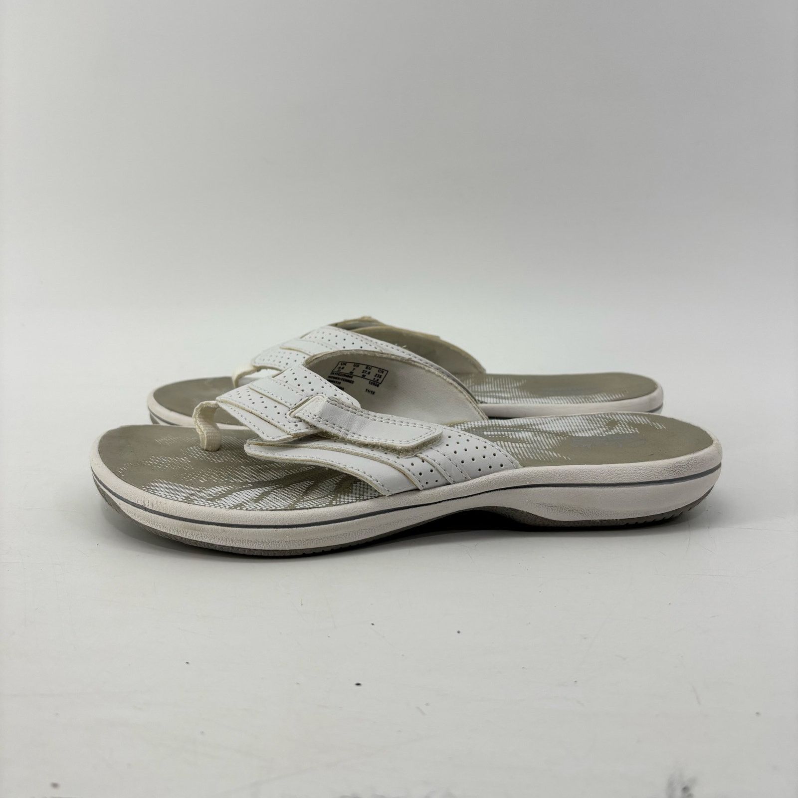 Clarks Clarks Womens Size 7 Breeze Sea Flip Flop Sandals White Size US 7 / IT 37 - 1 Thumbnail