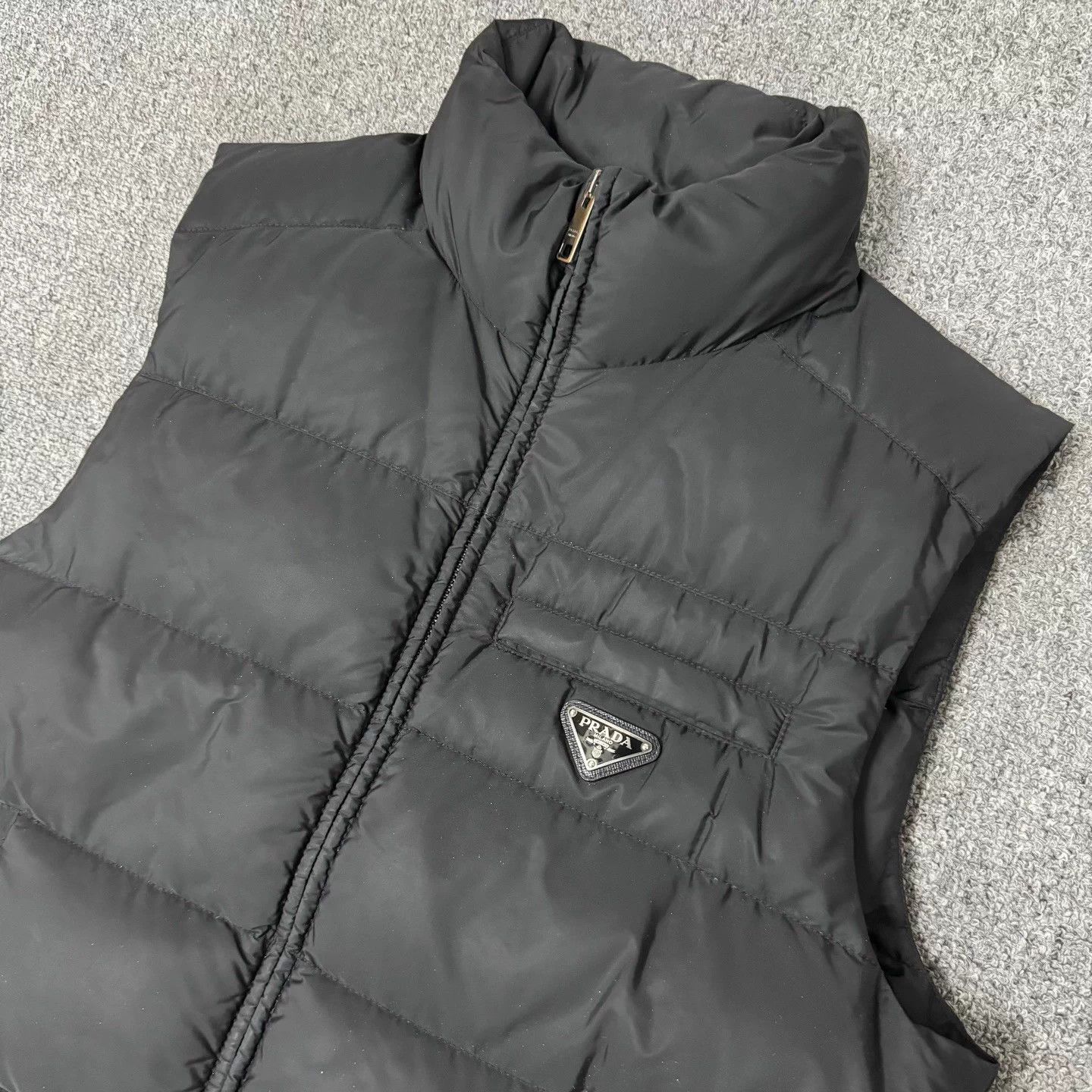 Prada Prada black triangle logo puffer vest 50 mint Size US M / EU 48-50 / 2 - 3 Thumbnail