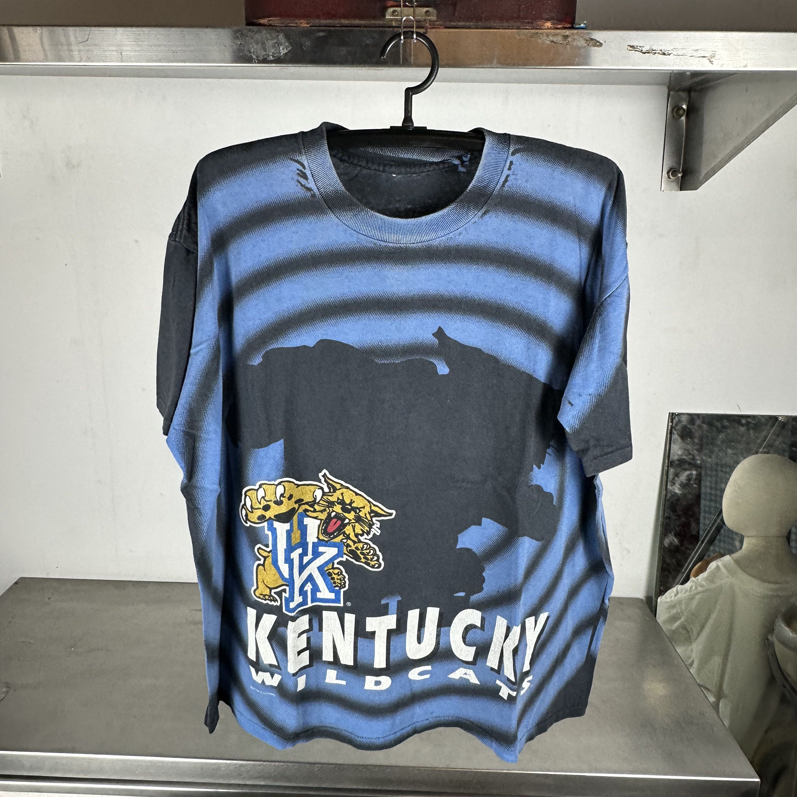 Vintage Vintage 90s Kentucky Wildcats NCAA Shadow AOP XL T-Shirt Size US XL / EU 56 / 4 - 1 Thumbnail