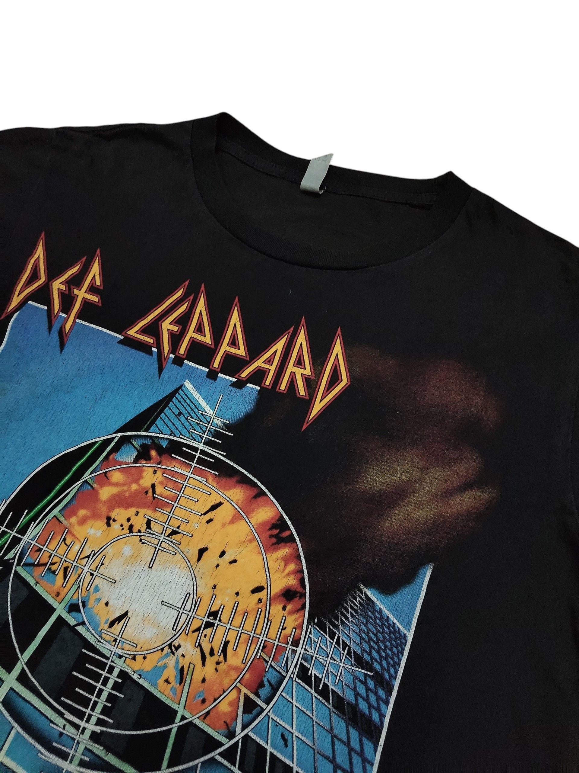 Band Tees Vintage 90s DEF LEPPARD Pyromania rock band t shirt Size US M / EU 48-50 / 2 - 3 Thumbnail