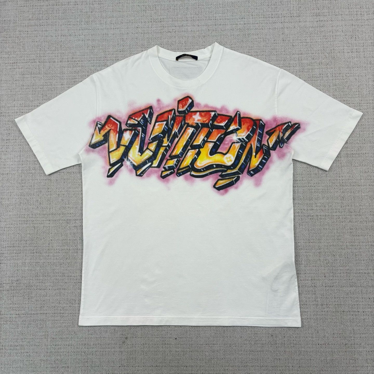 Louis Vuitton Louis Vuitton SS22 Logo Graffiti Tee Size US XXL / EU 58 / 5 - 1 Thumbnail