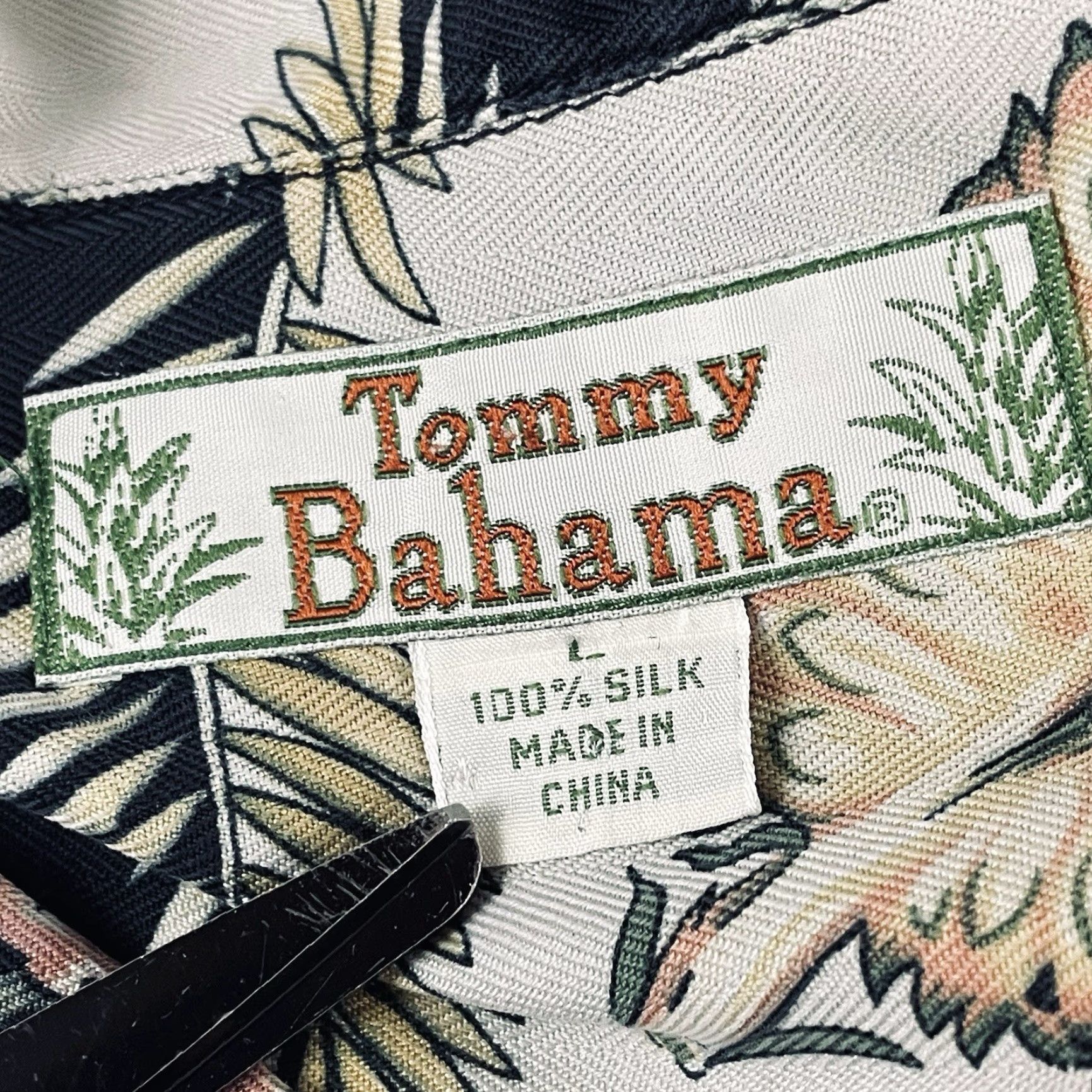 Tommy Bahama VINTAGE Tommy Bahama Shirt Mens L 100% Silk Button Floral Beach Hawaiian Pineapple E228 Size US L / EU 52-54 / 3 - 6 Thumbnail