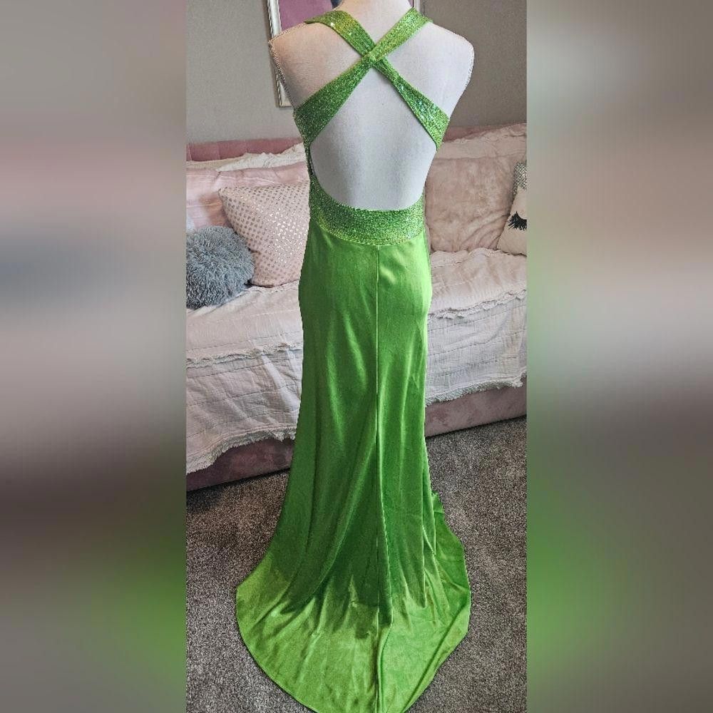 Designer Stunning Green Elegant Evening Gown for Special Occasions Size M / US 6-8 / IT 42-44 - 2 Thumbnail