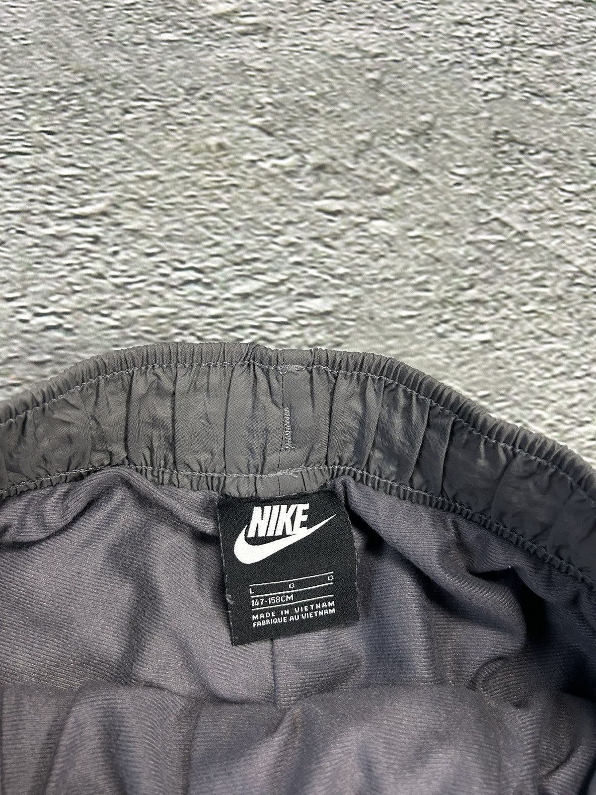 Nike Nike vintage grey nylon track pants small logo drill Y2K Size US 28 / EU 44 - 3 Thumbnail