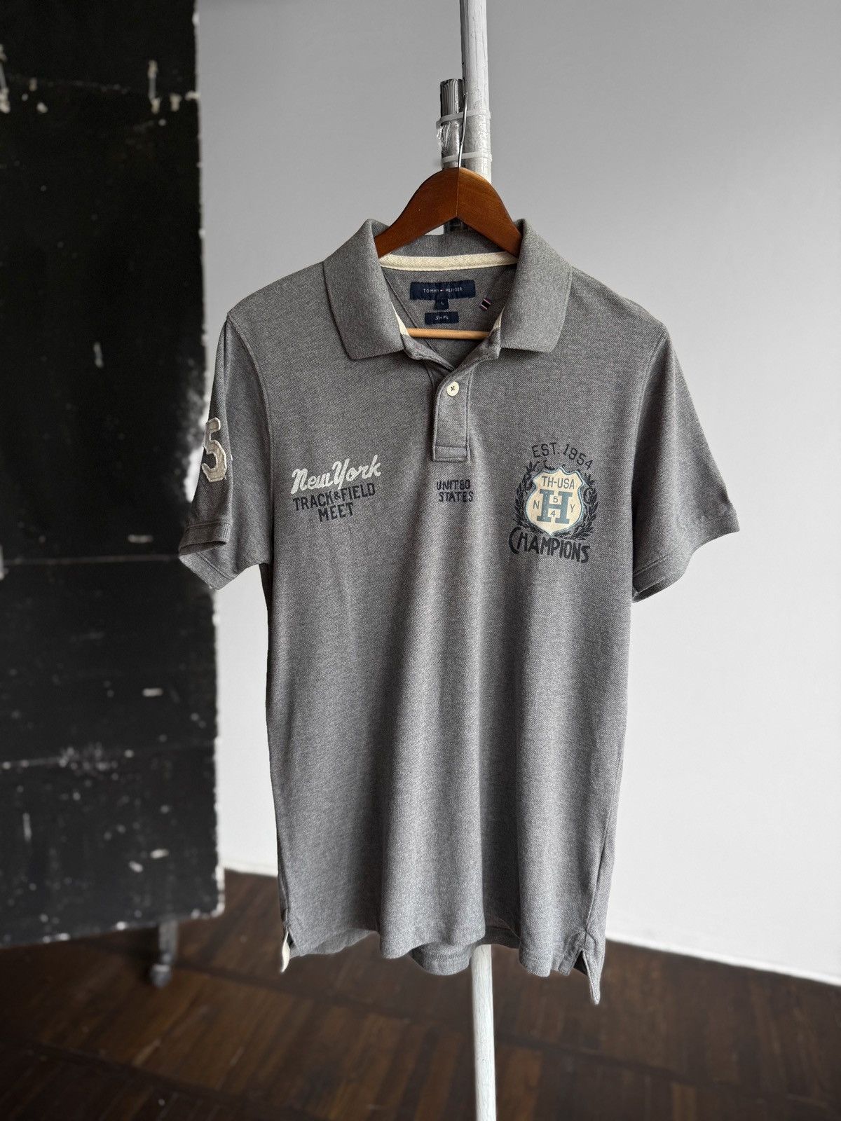 Tommy Hilfiger Tommy Hilfiger New York Track & Field Graphic Polo Shirt Size US L / EU 52-54 / 3 - 1 Thumbnail