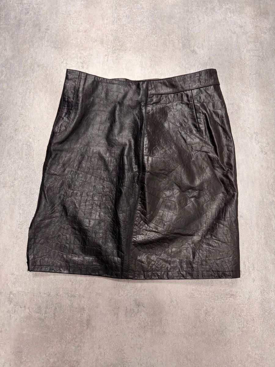 Roberto Cavalli × Vintage FW2000 Roberto Cavalli Crocodile Effect Leather Black Skirt Size 26" / US 2 / IT 38 - 4 Thumbnail