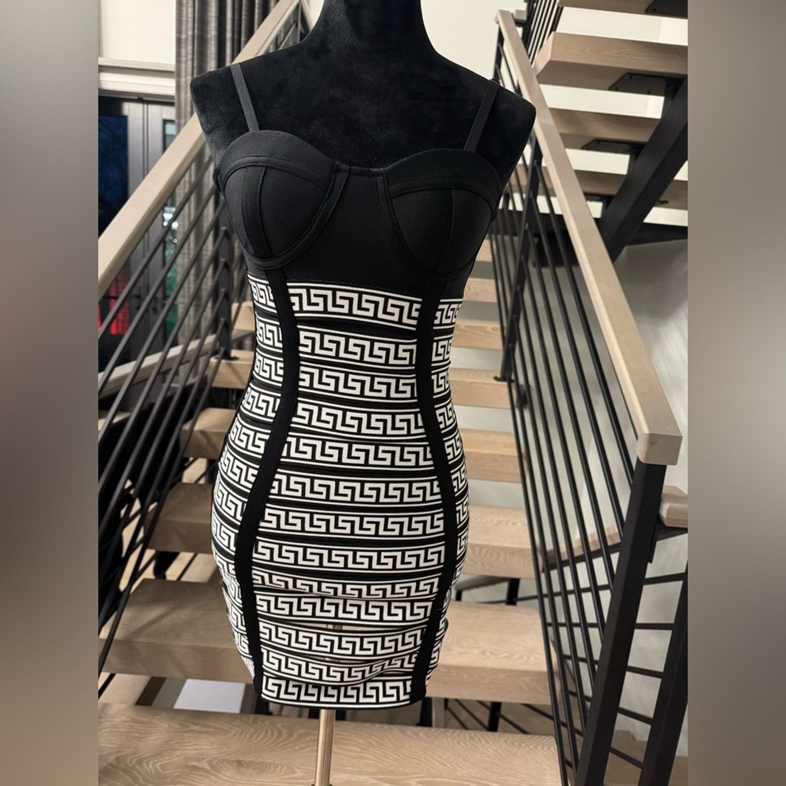 Other Elegant Black and White Geometric Bodycon Glam Dress size S Size S / US 4 / IT 40 - 5 Thumbnail