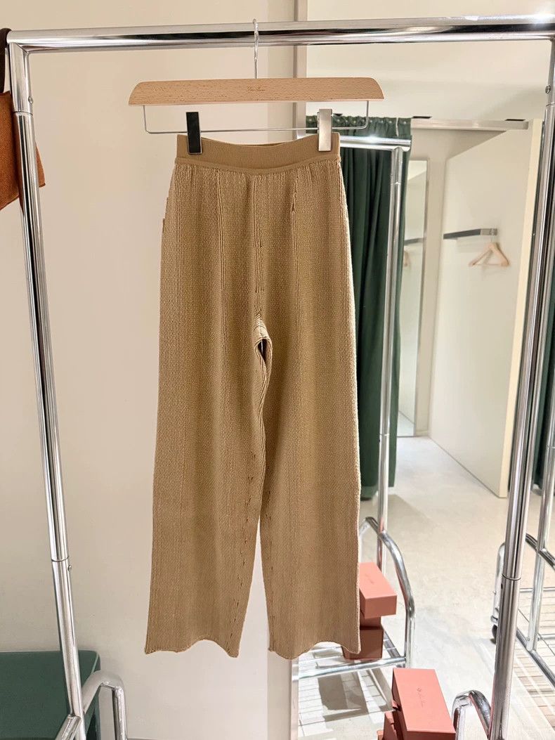 Loro Piana LORO PIANA Ms.Sand color woven nine leg pants 85% silk 15% Size 24" / US 00 / IT 34 - 1 Thumbnail