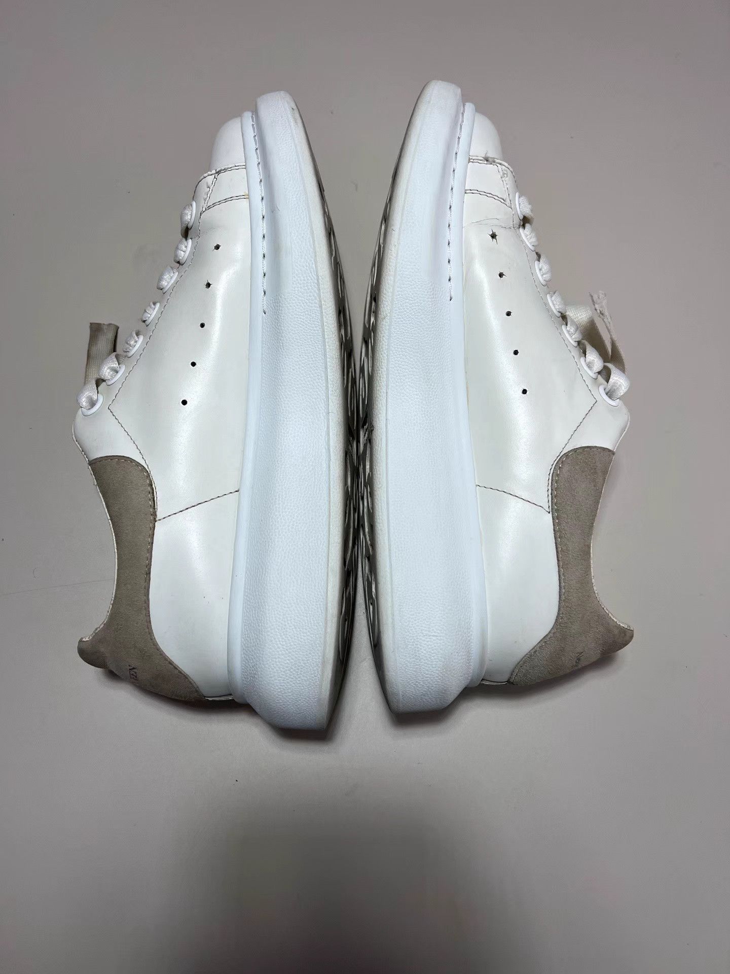 Alexander McQueen ALEXANDER MCQUEEN Suede Heel Tab White Sneakers Size US 9 / IT 39 - 4 Thumbnail
