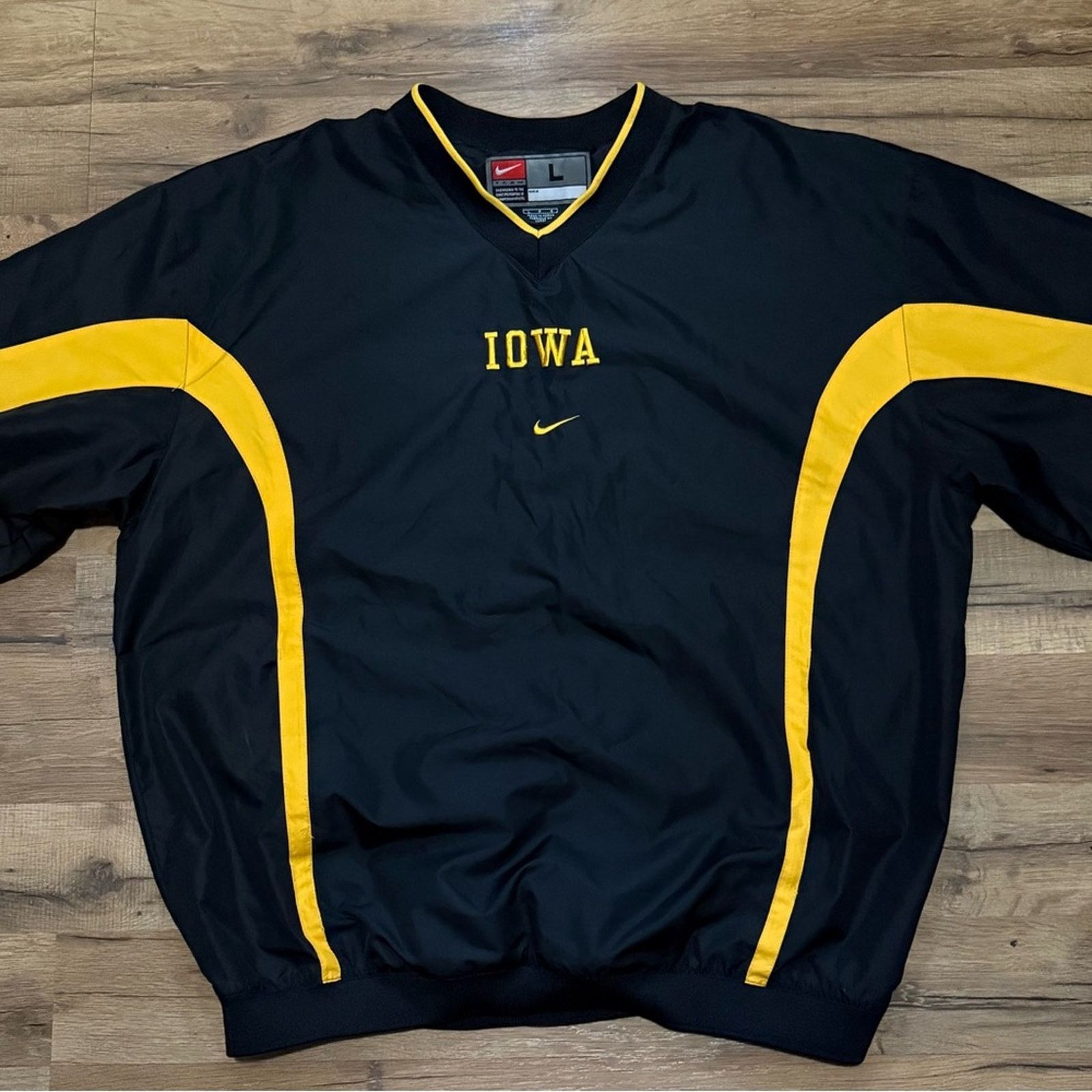 Nike 90s Nike Team Clima Iowa Hawkeyes Center Swoosh Windbreaker Size US L / EU 52-54 / 3 - 3 Thumbnail