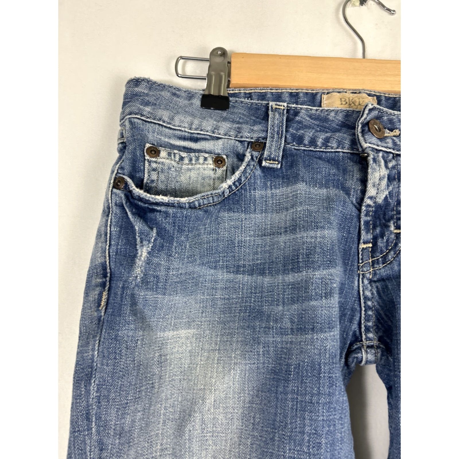 Vintage BKE Jeans Capri Womens 28 Medium Wash Distressed 5 Pocket Buckle 30X19 Size 28" / US 6 / IT 42 - 3 Thumbnail