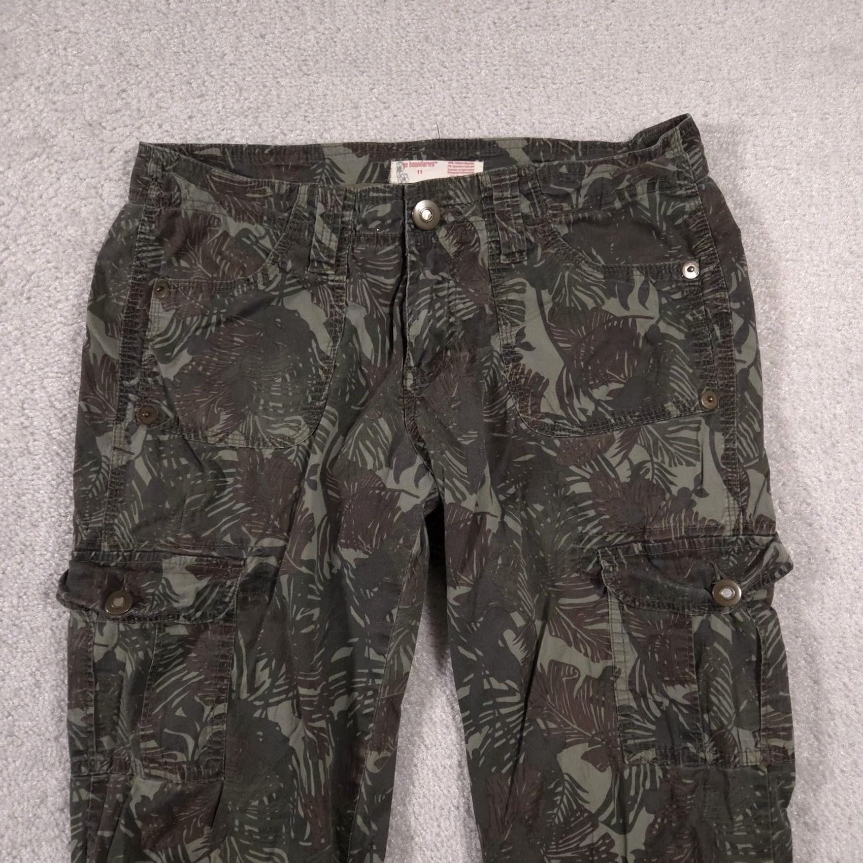 Vintage No Boundaries Cargo Capri Pants Womens 11 Darkest Olive Camo Drawstring Stretch Capris Size 32" / US 10 / IT 46 - 3 Thumbnail