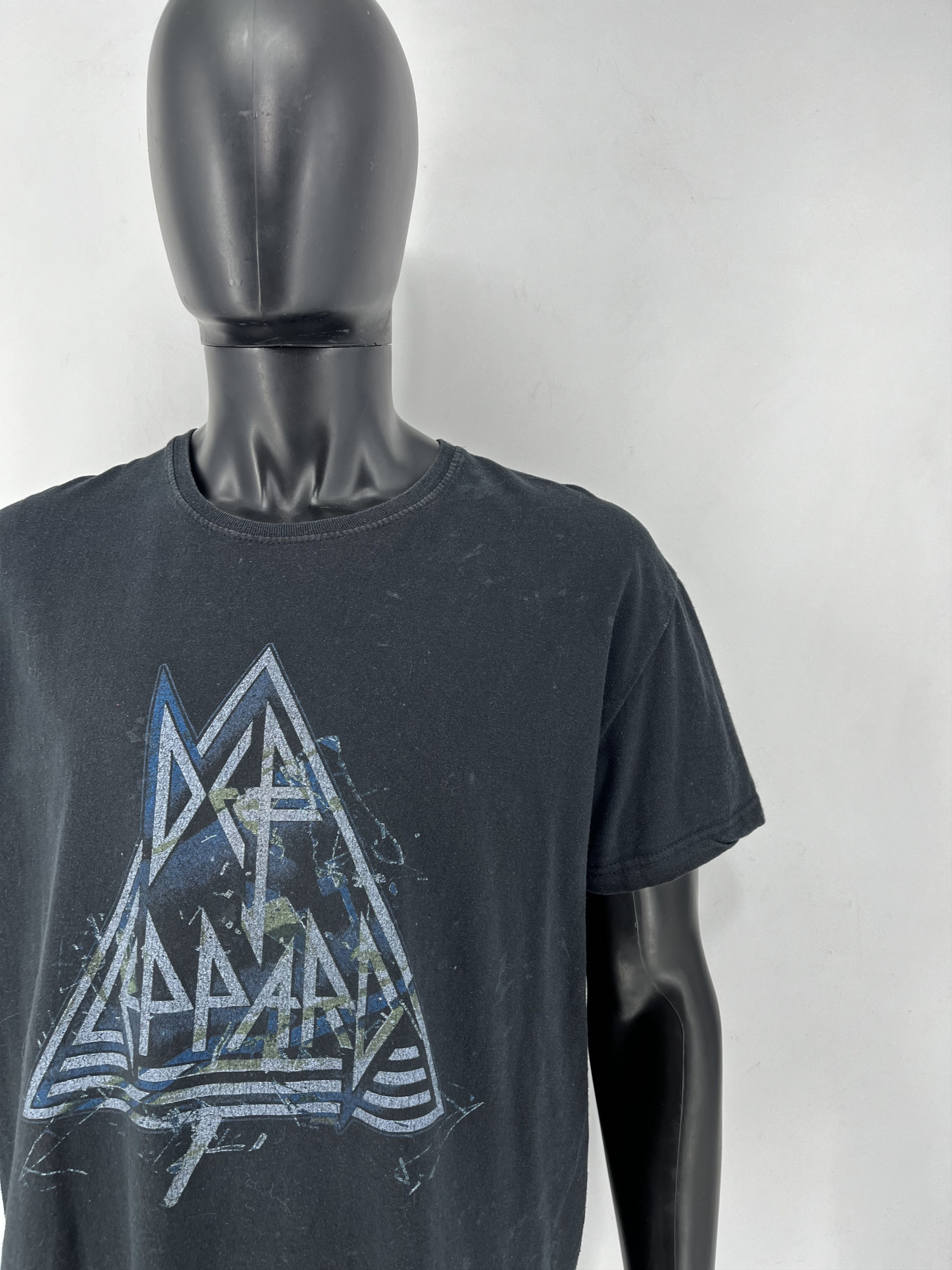 Band Tees Vintage Y2K Def Leppard Band Tee Size L Size US L / EU 52-54 / 3 - 7 Thumbnail