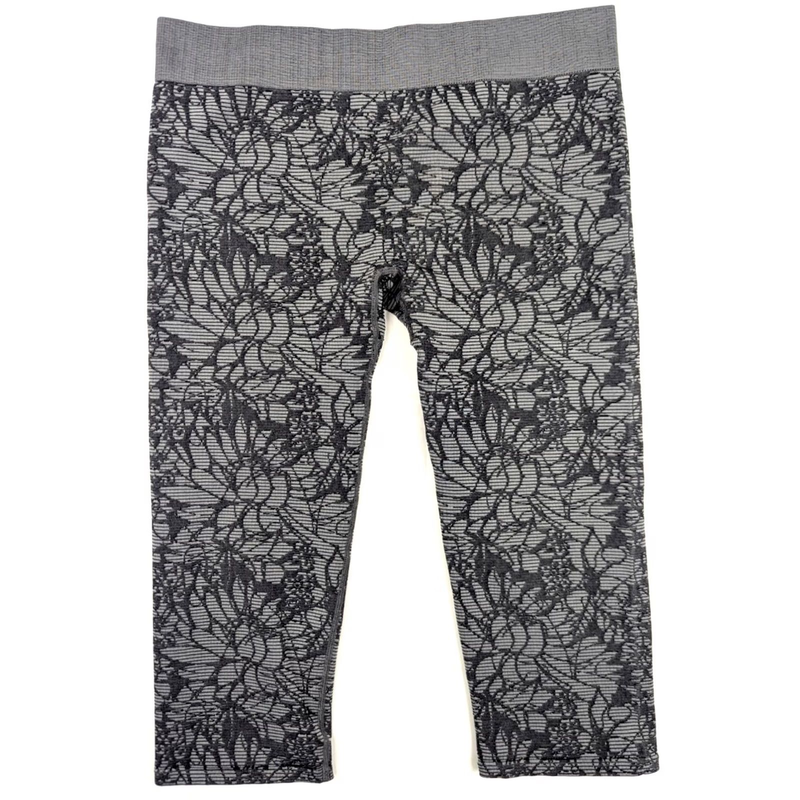 Fabletics Fabletics Gray Textured Cropped Legging Pants Women L Leggings Cropped Athletic 30x16 EUC Mens Women Girls Size 36" / US 14 / IT 50 - 7 Thumbnail